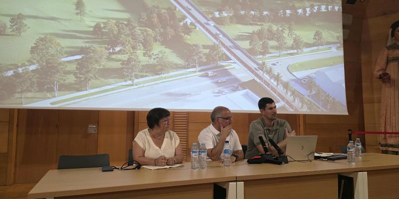 La regidora Lurdes Serra, l'alcalde Luis Tirado i el cap d'Urbanisme de l'Ajuntament, Oriol Bayó presenten la nova proposta de la C 58. FOTO: Marc Mata