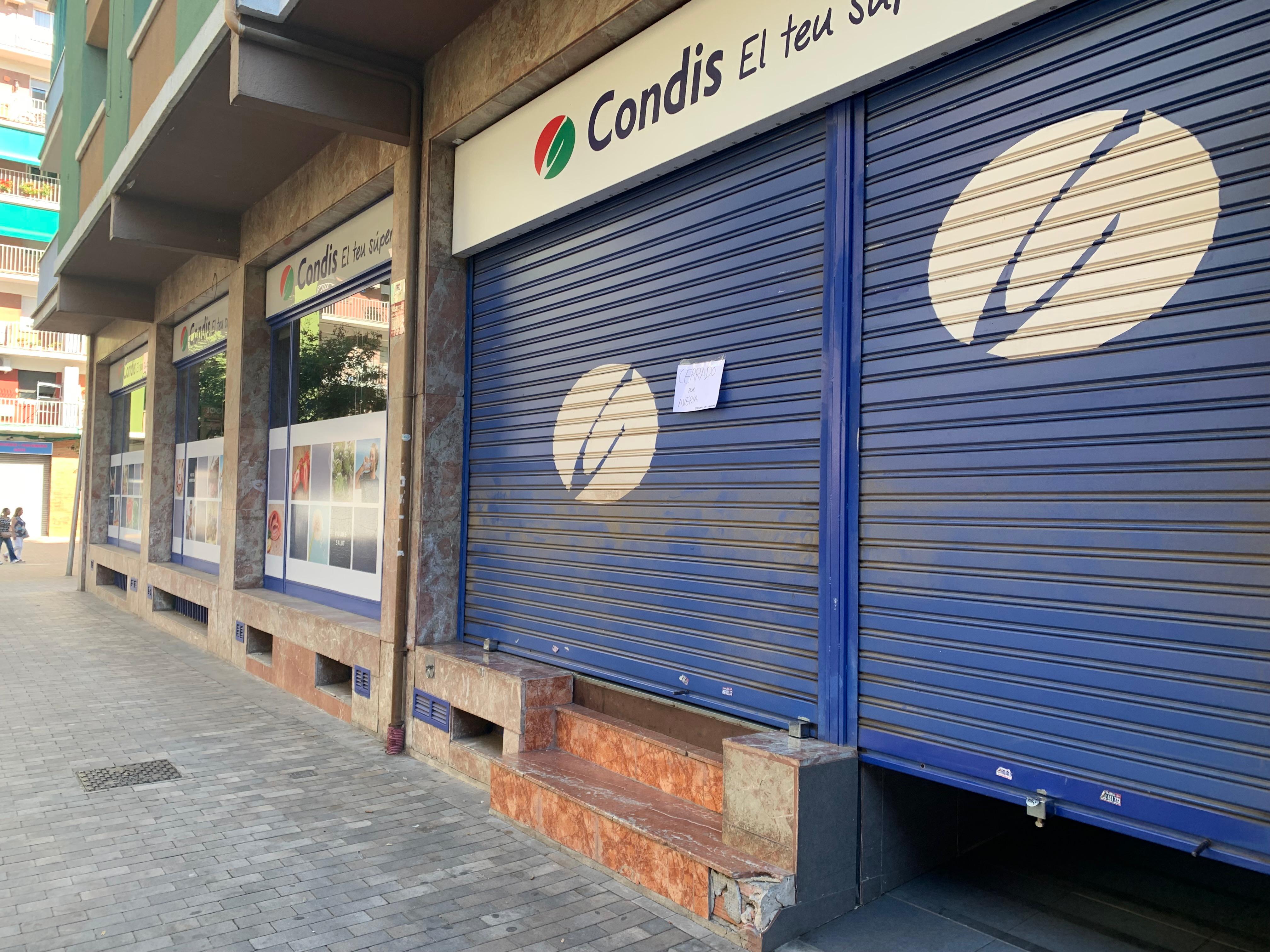 El Condis de la plaça Goya amb la persiana baixada aquest dijous 24 de setembre. Foto: Judit Josa