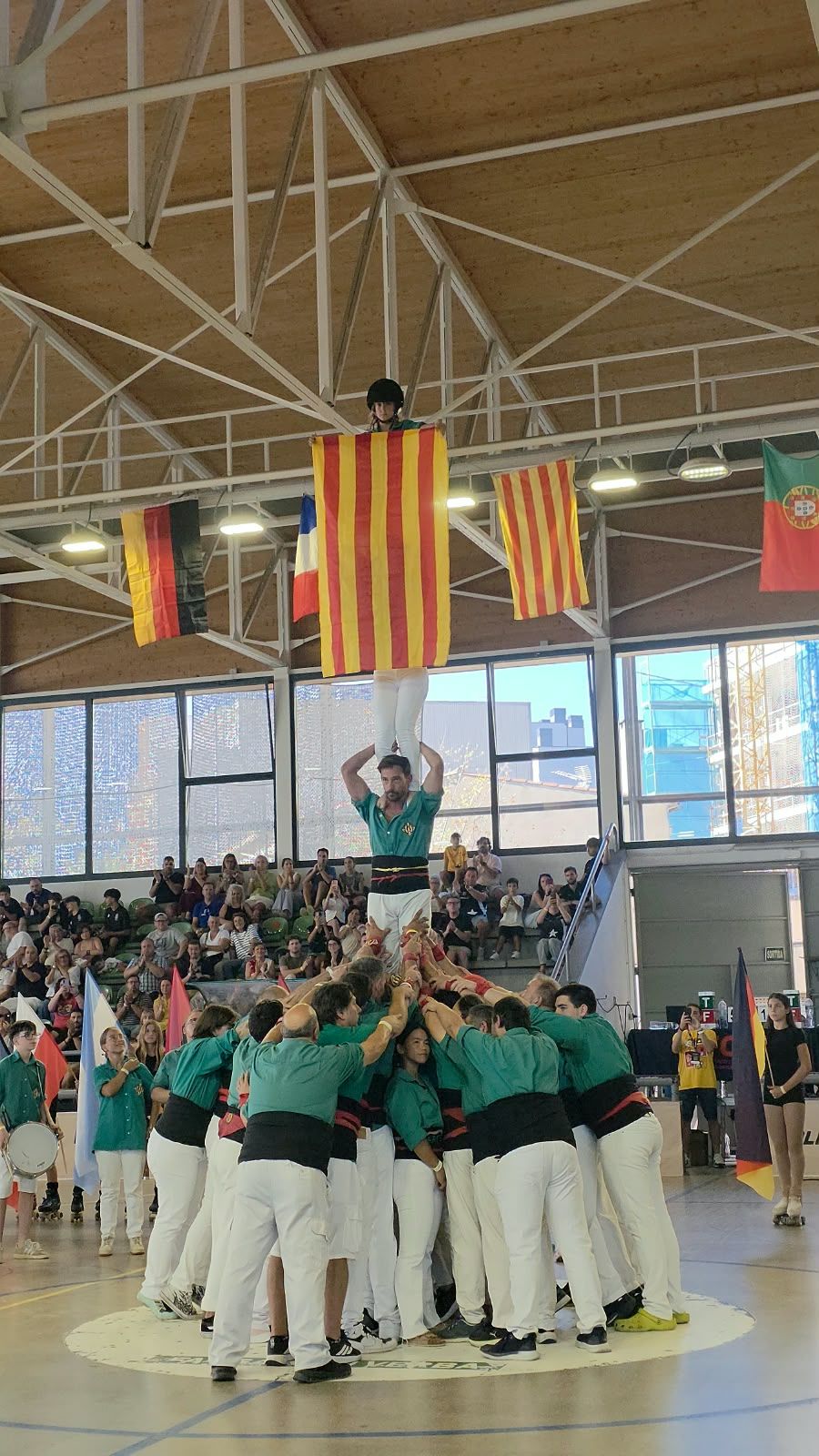 Exhibició de cultura popular amb els Castellers de Cerdanyola, diumenge, a la GoldenCat. FOTO: Marc Mata