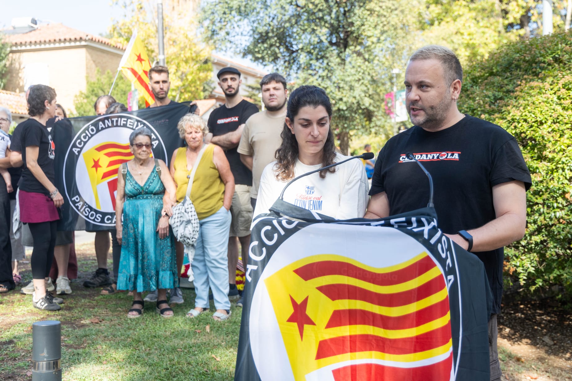 Anna Montfort i Adrià Guimerà durant l’ofrena de la Diada de 2026. FOTO: Judit Josa