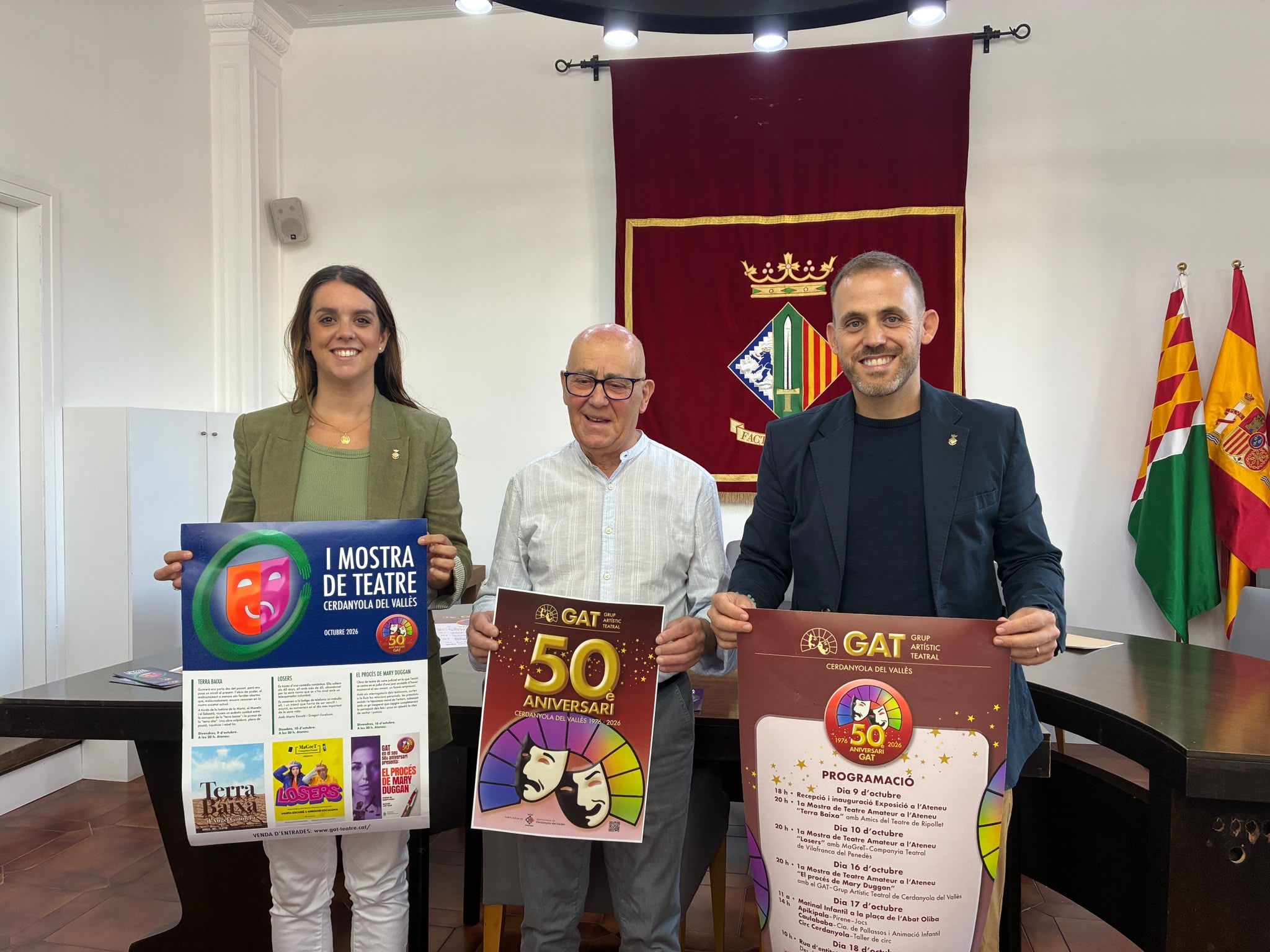 D’esquerra a dreta, Andrea Borrego, Francesc Vilaró i Carlos Cordón durant la presentació del 50è aniversari del GAT a la sala de plens. FOTO: Laia  Jubany