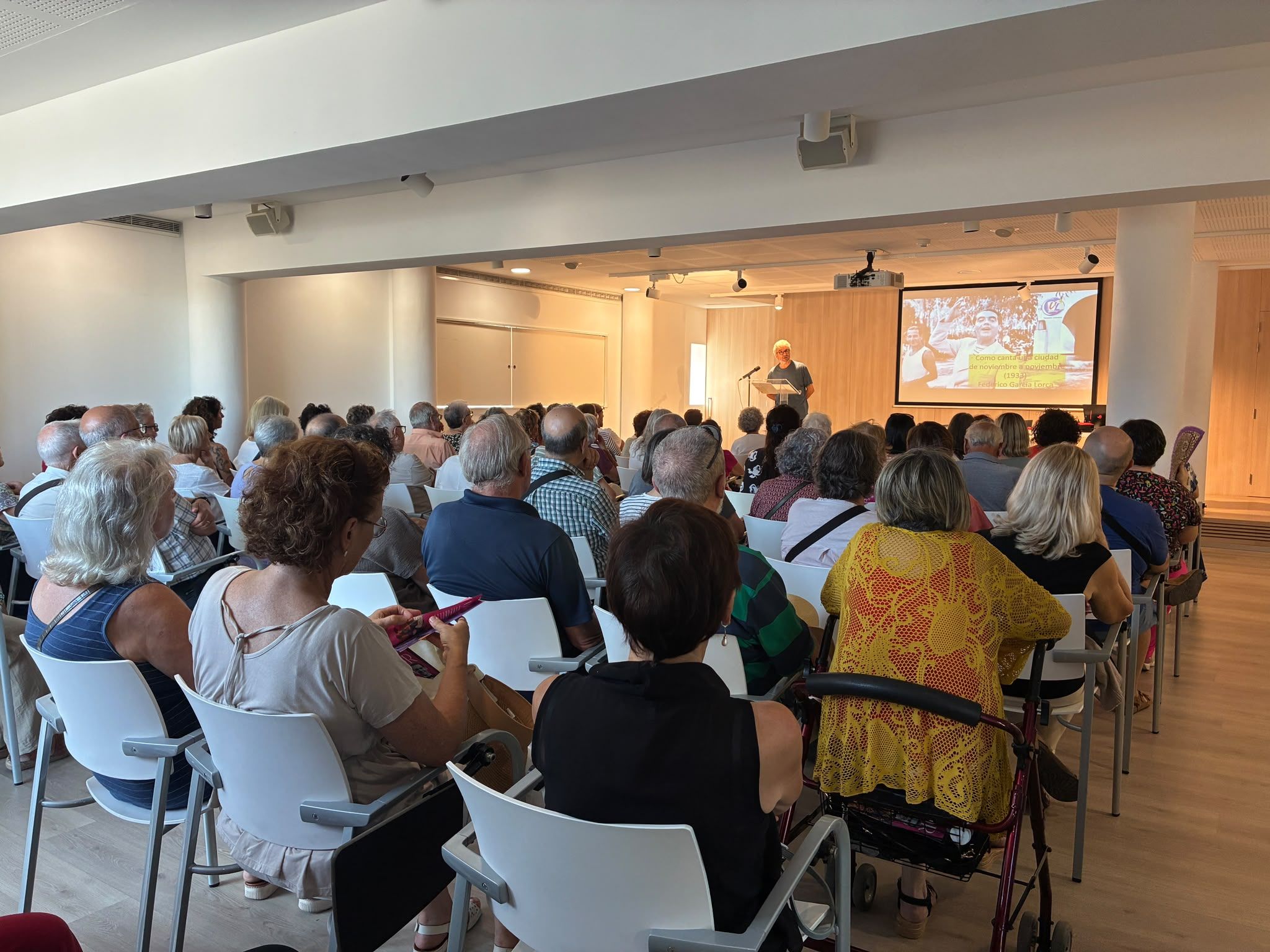 Sala plena durant la lectura dramatitzada que dona inici al Cerdanyola Lorca 1898-1936. Foto: Laia Jubany