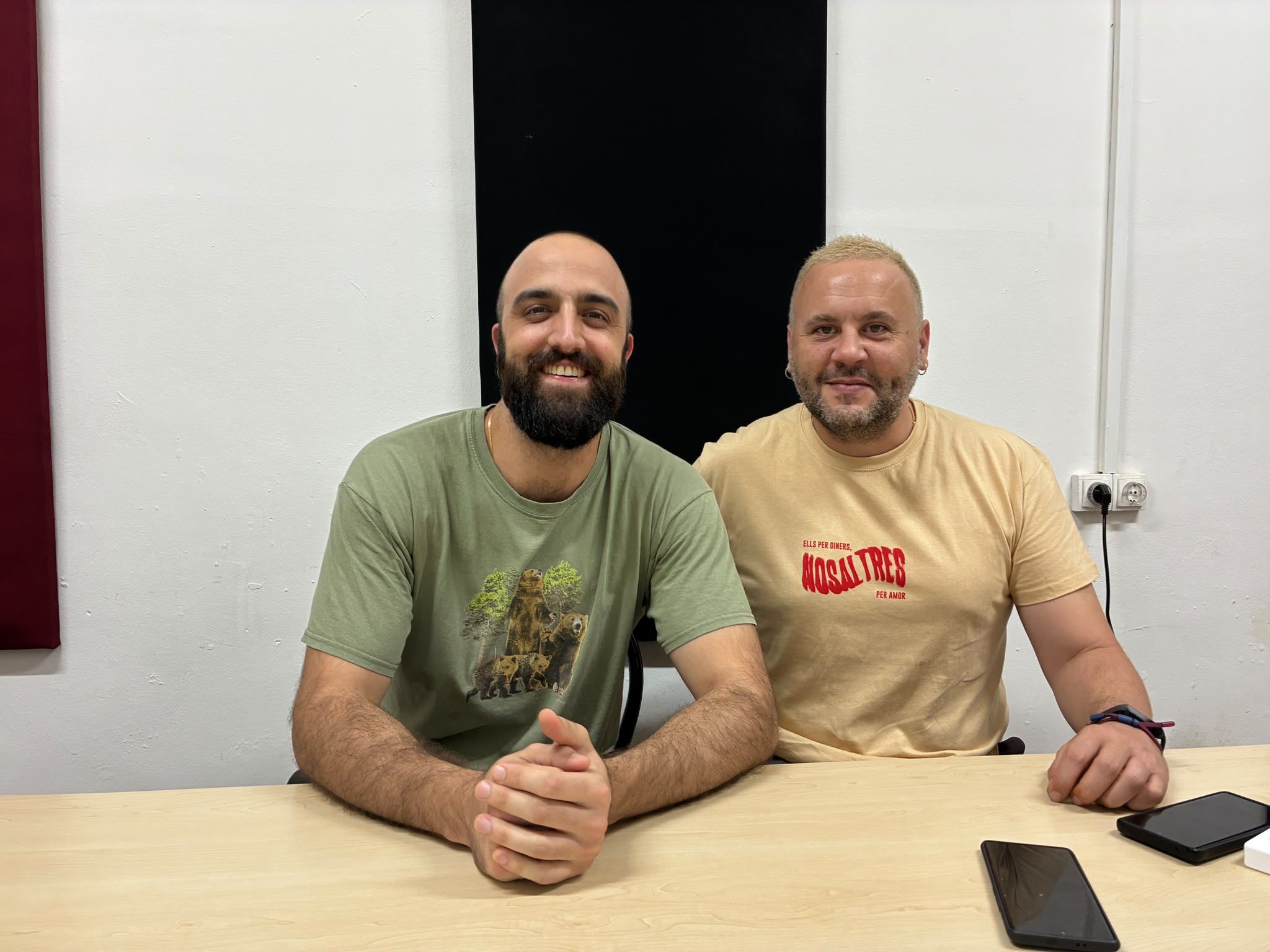 Pol Orobitg i Adrià Guimerà, membres del Casal Popular La Flama, durant la presentació del programa. Foto: Laia Jubany