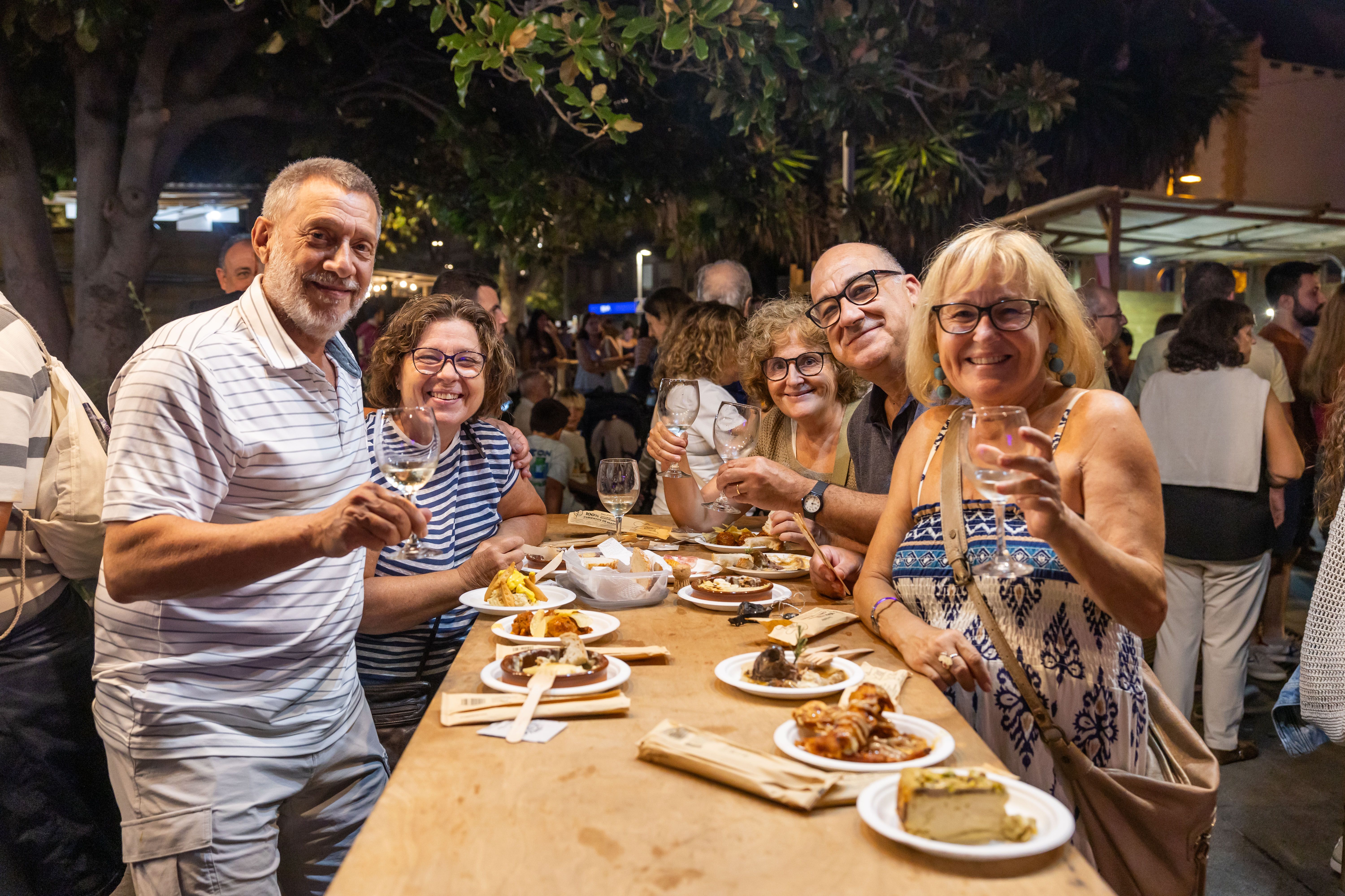 Gastronomia i trobada al voltant de les taules del Tast. FOTO: Arnau Padilla