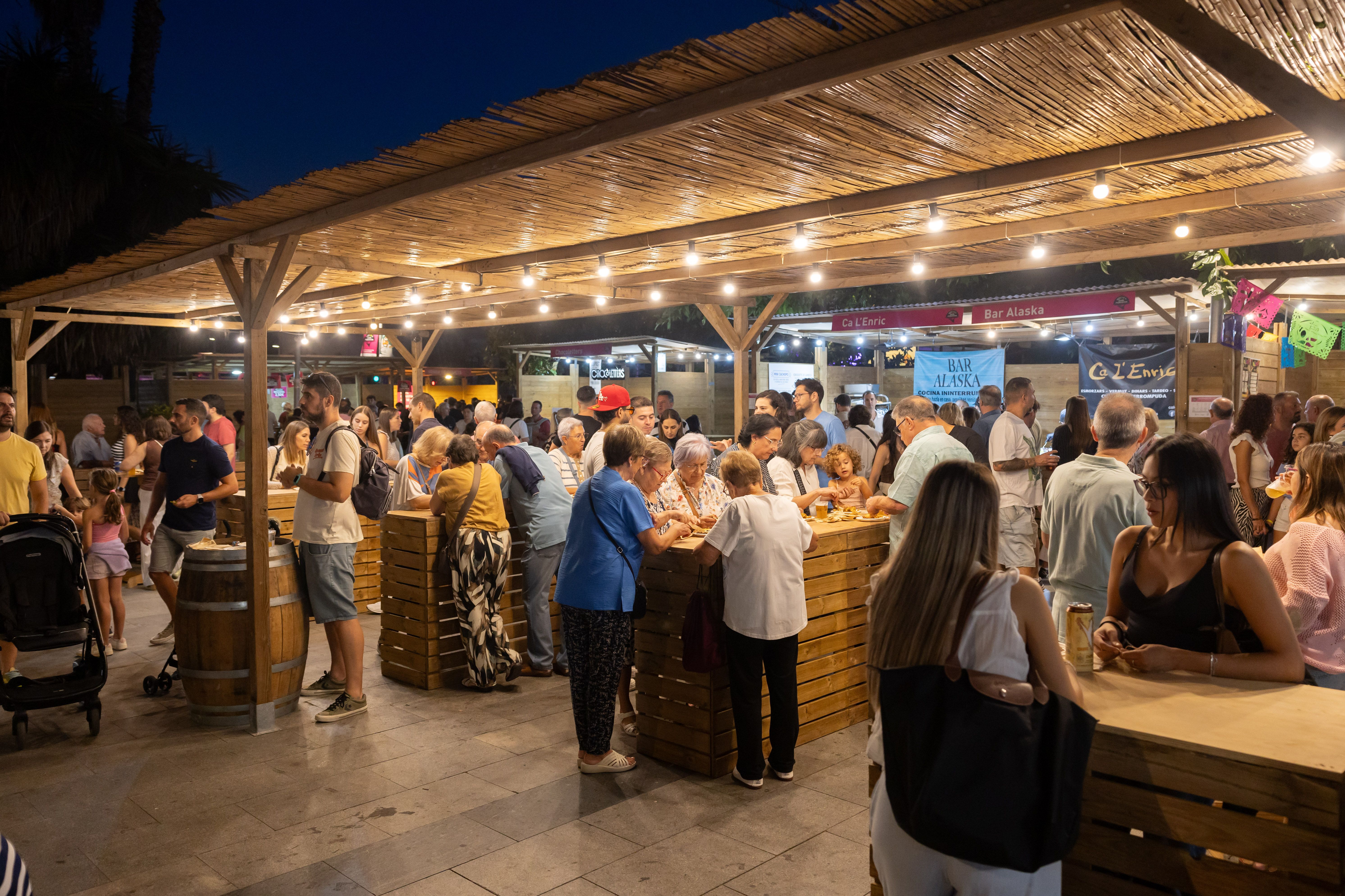 Les parades del Tast, plenes de públic durant la nit. FOTO: Arnau Padilla