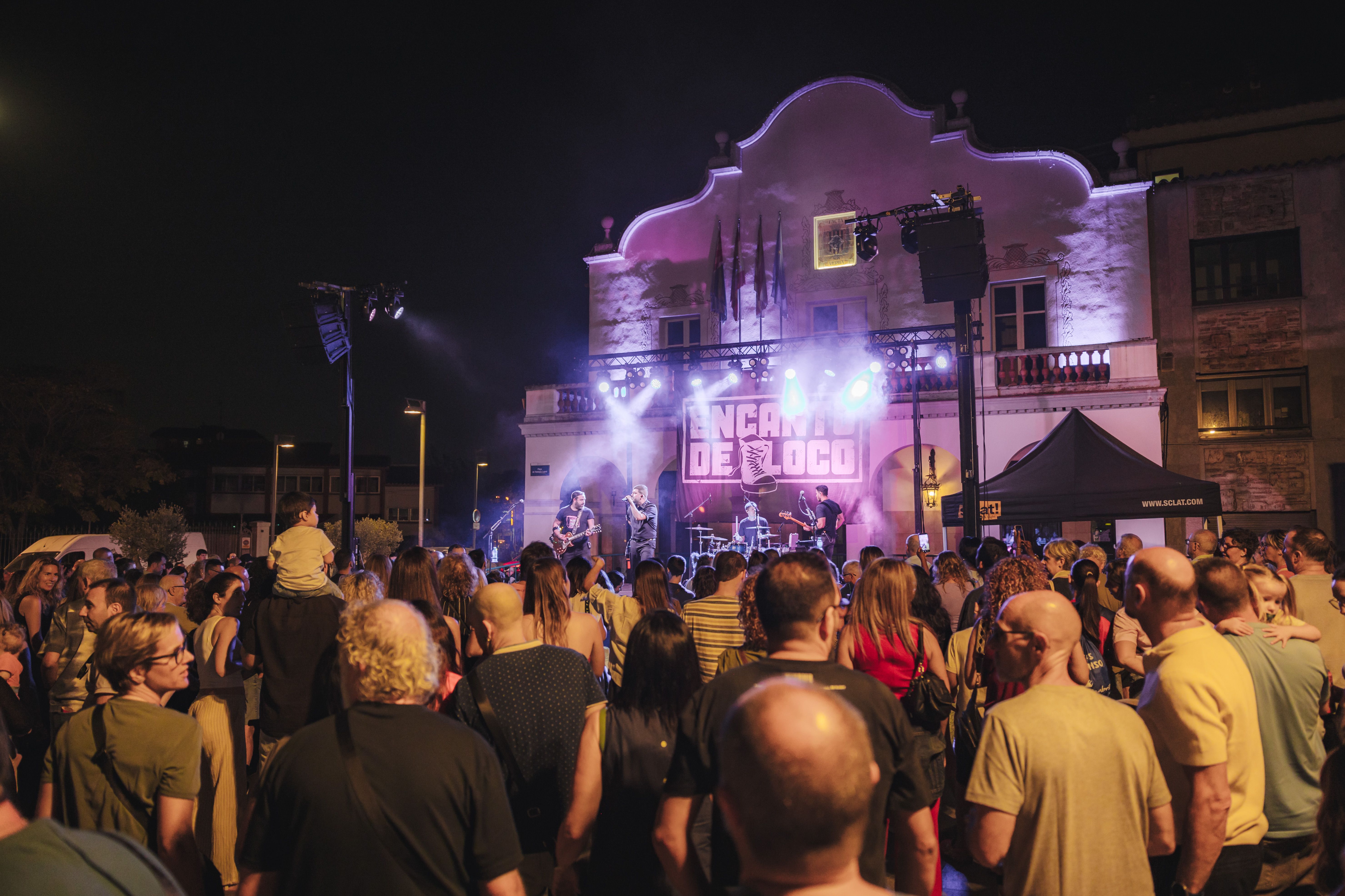 El públic segueix el concert d’Encanto del Loco. FOTO: Arnau Padilla