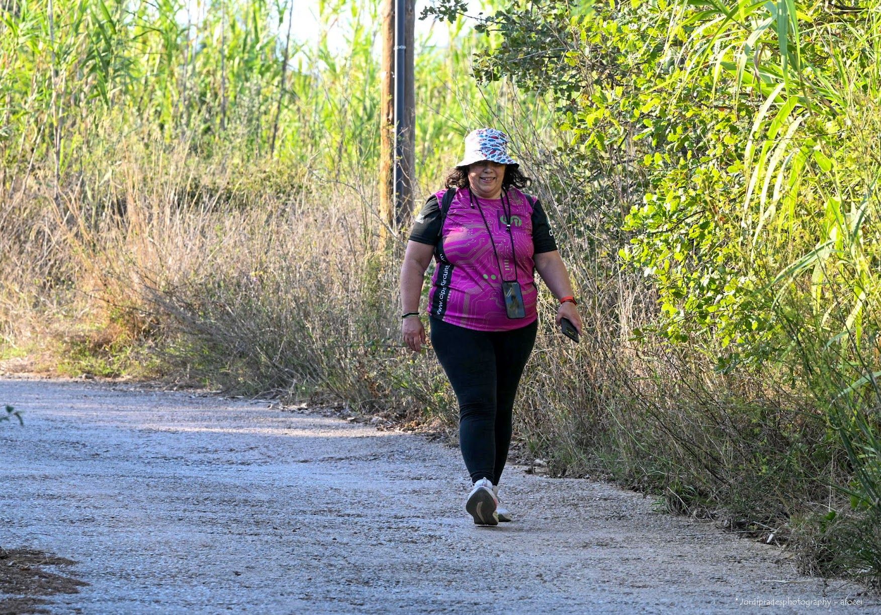 Una participant avança per un dels camins de la Som Vallès Trail. FOTO Jordi Prades (AFOCER)