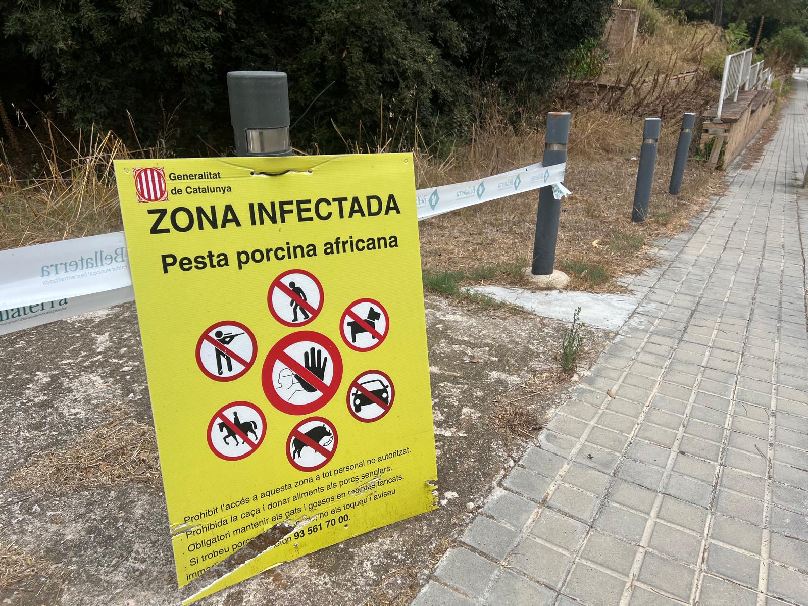 Les restriccions per la pesta porcina africana arriben fins a l'entorn urbà, com al carrer del Mestre Nicolau de Bellaterra. FOTO: Judit Josa