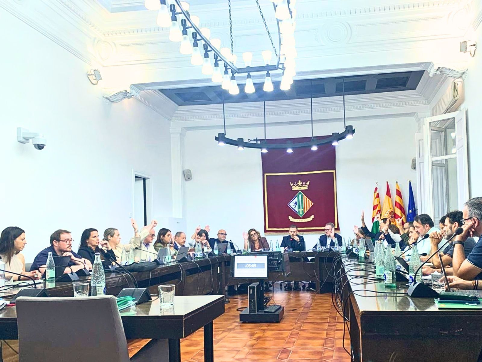 Un dels moments de les votacions, a la recta final del Ple de setembre. FOTO: Judit Josa