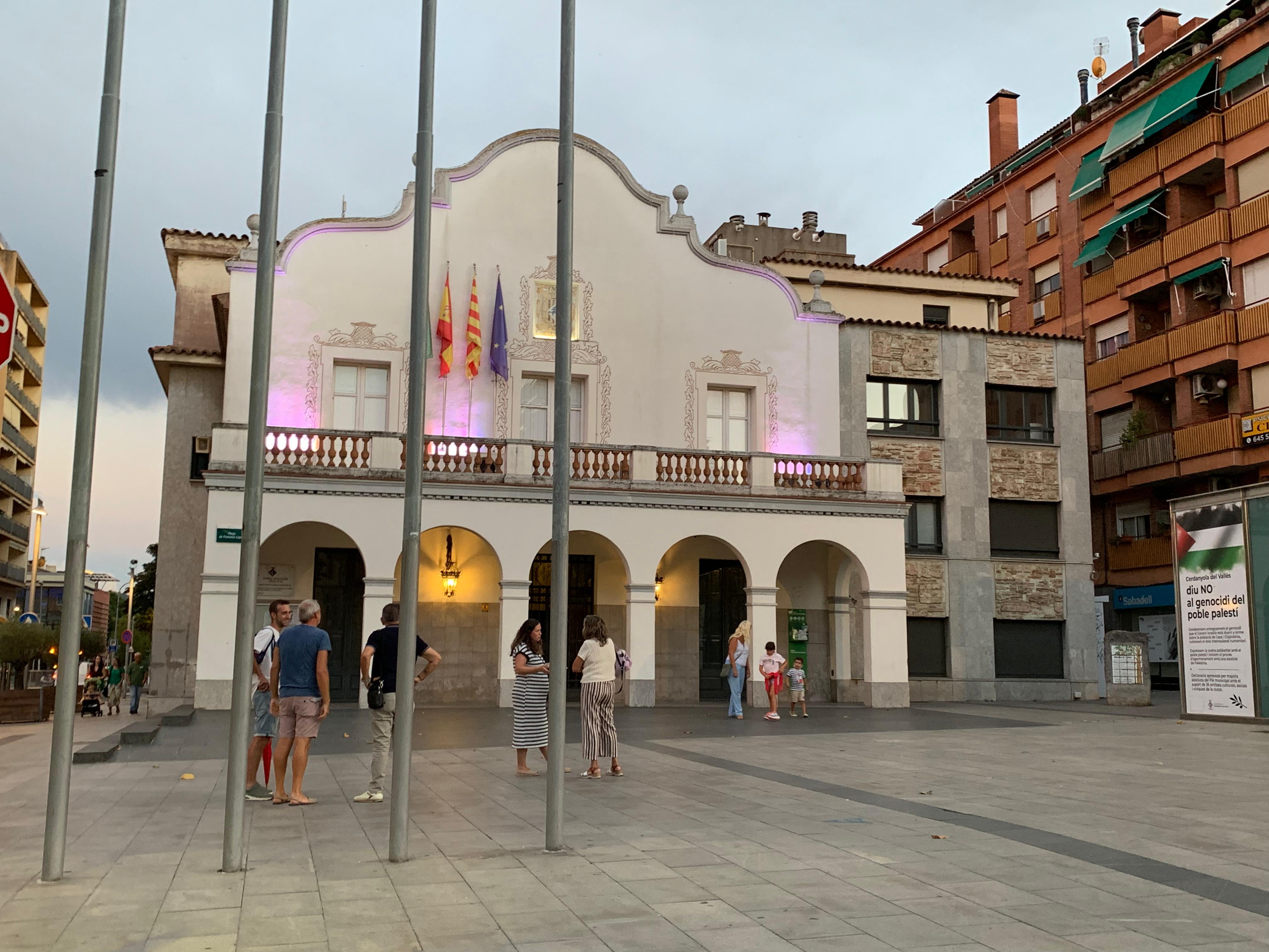 L’Ajuntament de Cerdanyola, a la plaça de Francesc Layret. FOTO: Judit Josa