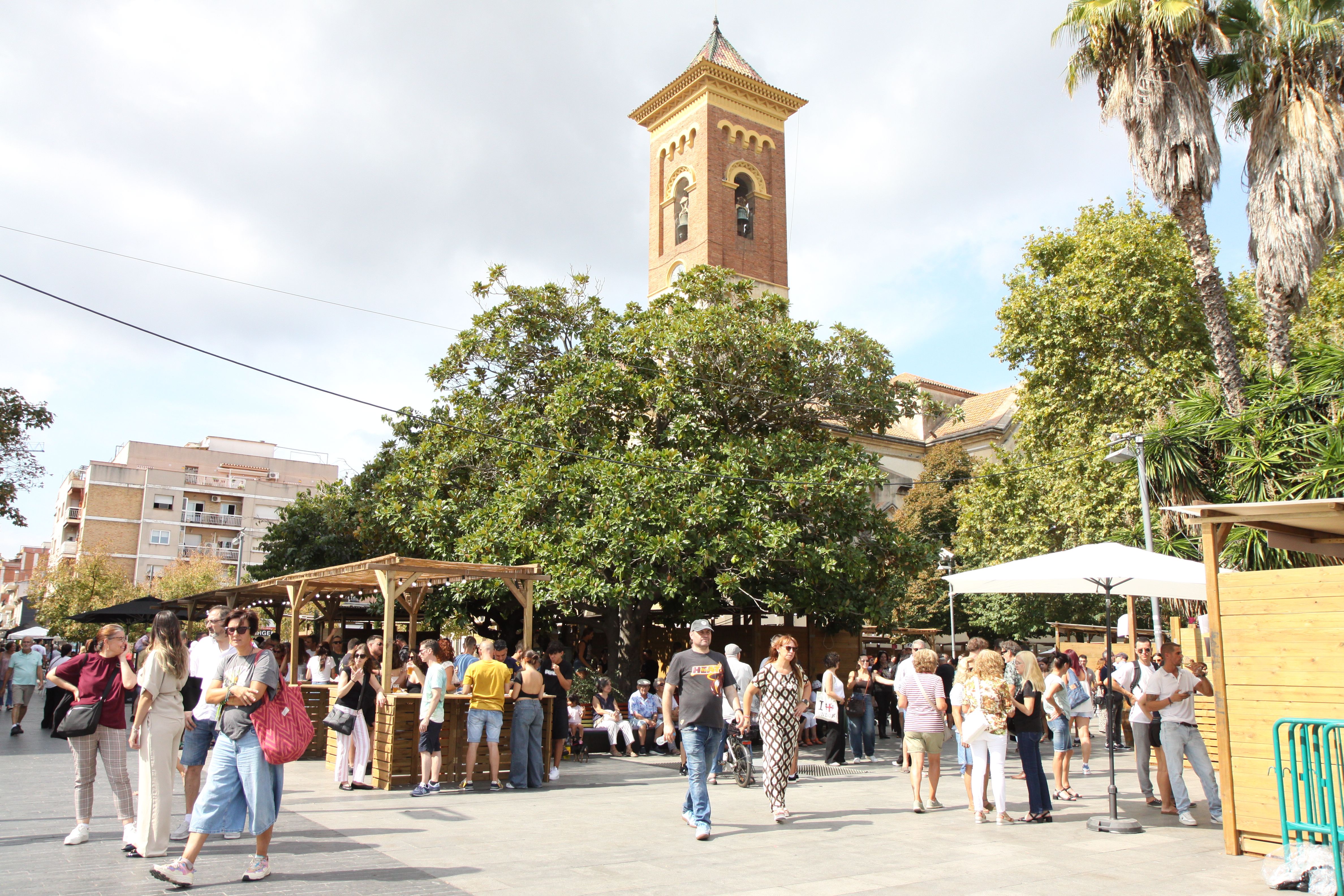 La plaça de l'Abat Oliba plena durant la tercera jornada del Tast. FOTO: Laia Jubany