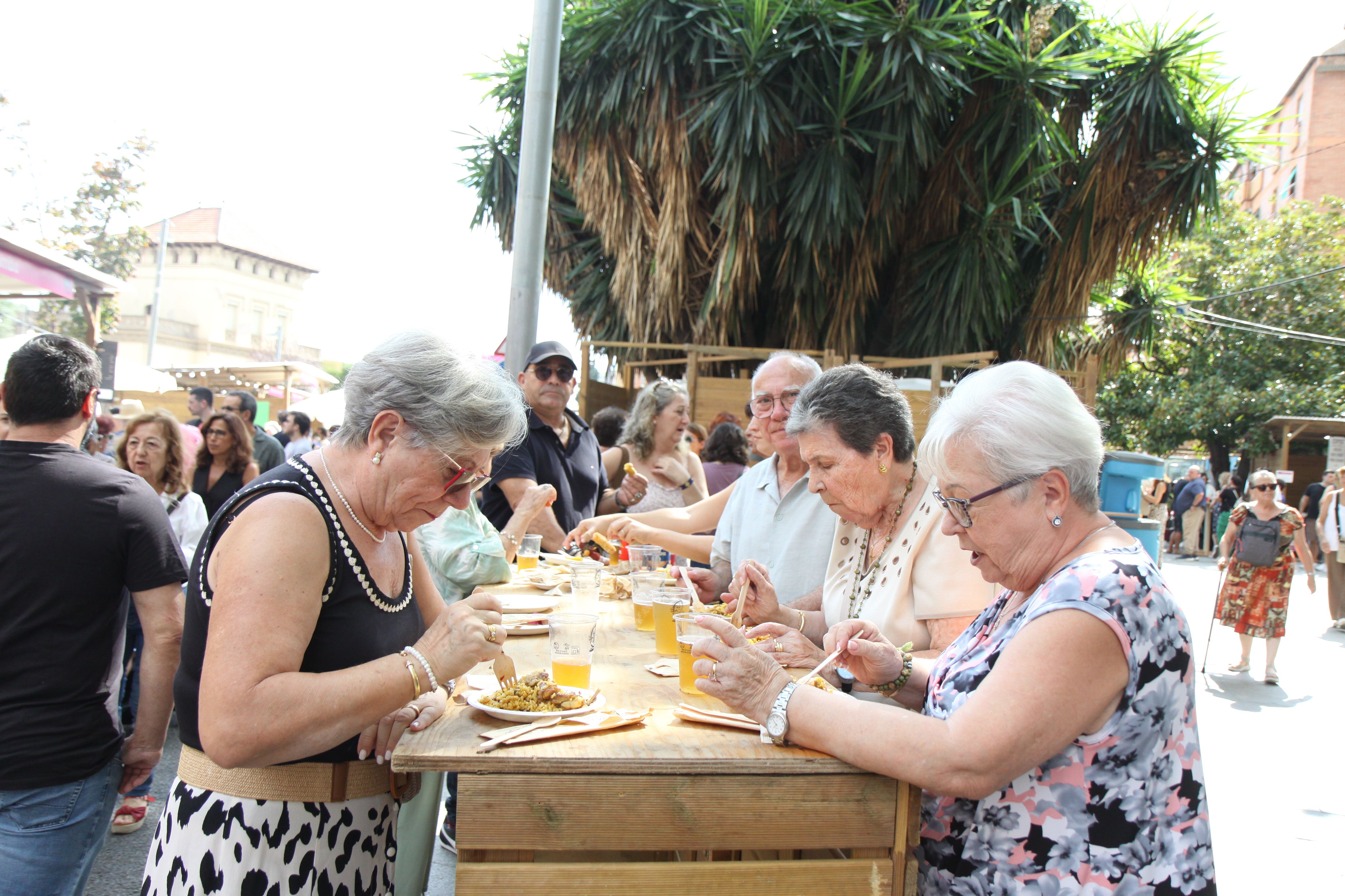 Veïns gaudint de la paella de Els Cargols durant la tercera jornada del Tast. FOTO: Laia Jubany