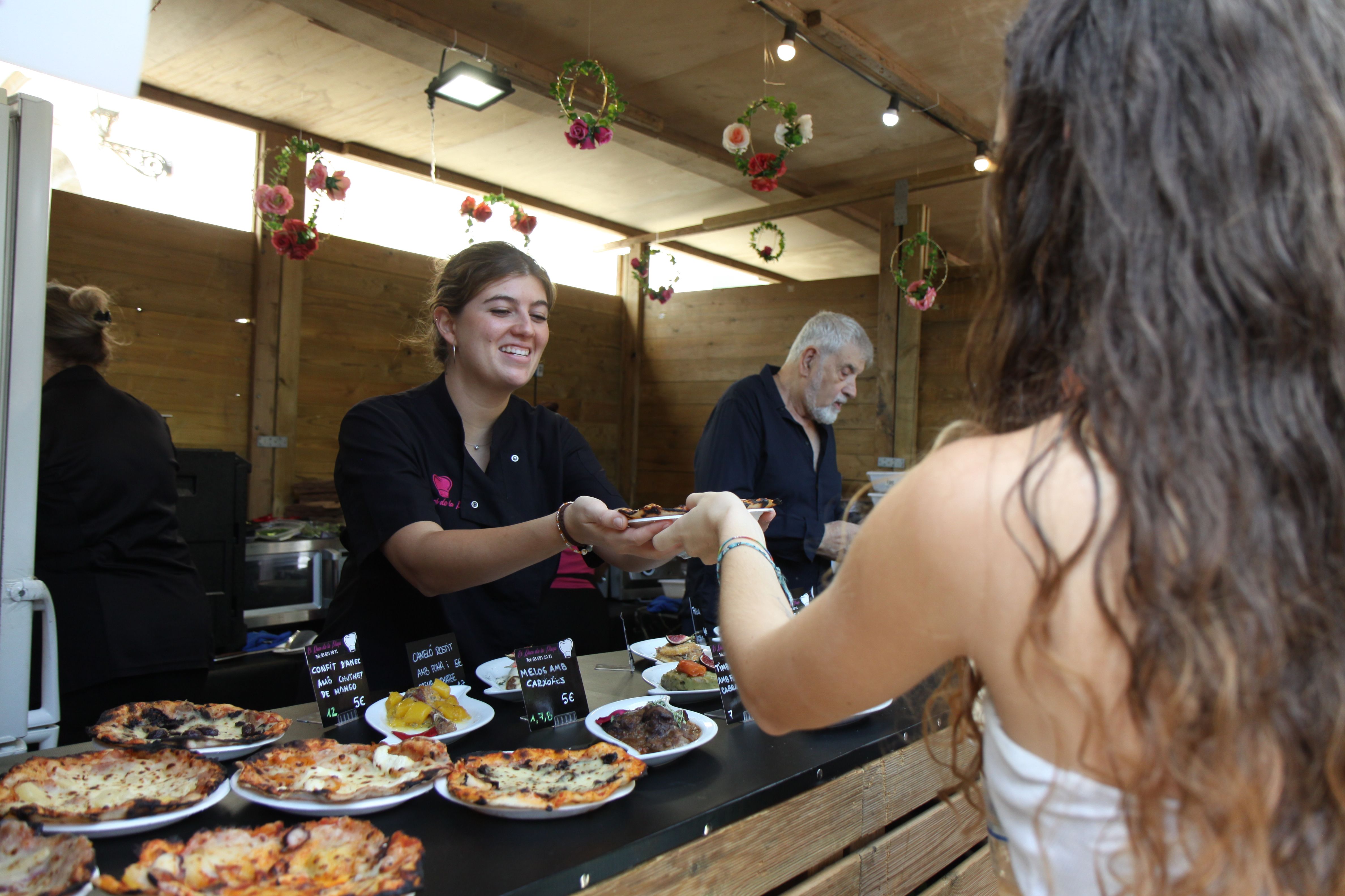 La pizza hawaina de El Racó de la Plaça troba seguidors durant la tercera jornada del Tast. FOTO: Laia Jubany