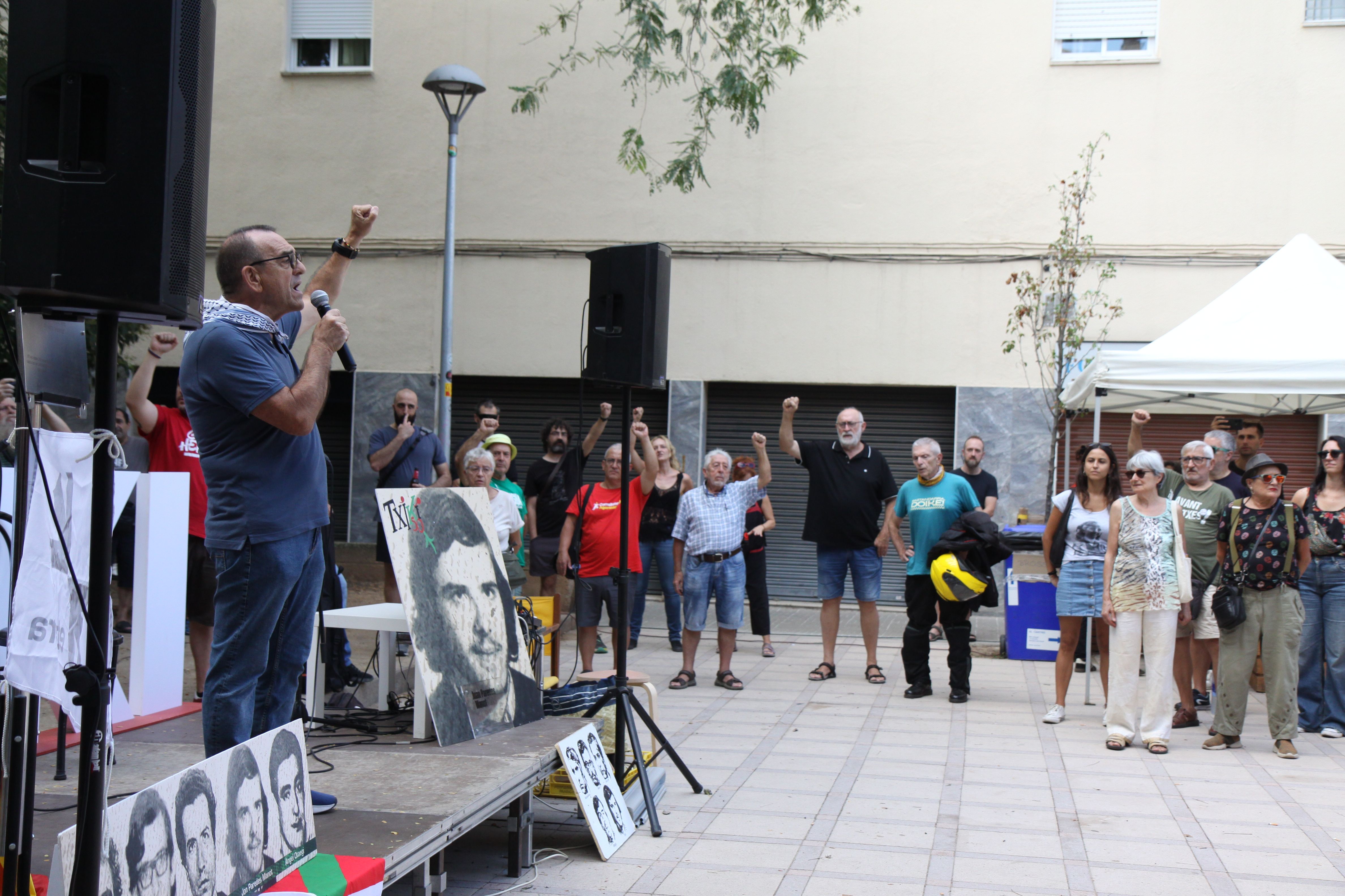 Fi de l'homenatge amb els himnes de Catalunya i el País Basc. Foto: Laia Jubany