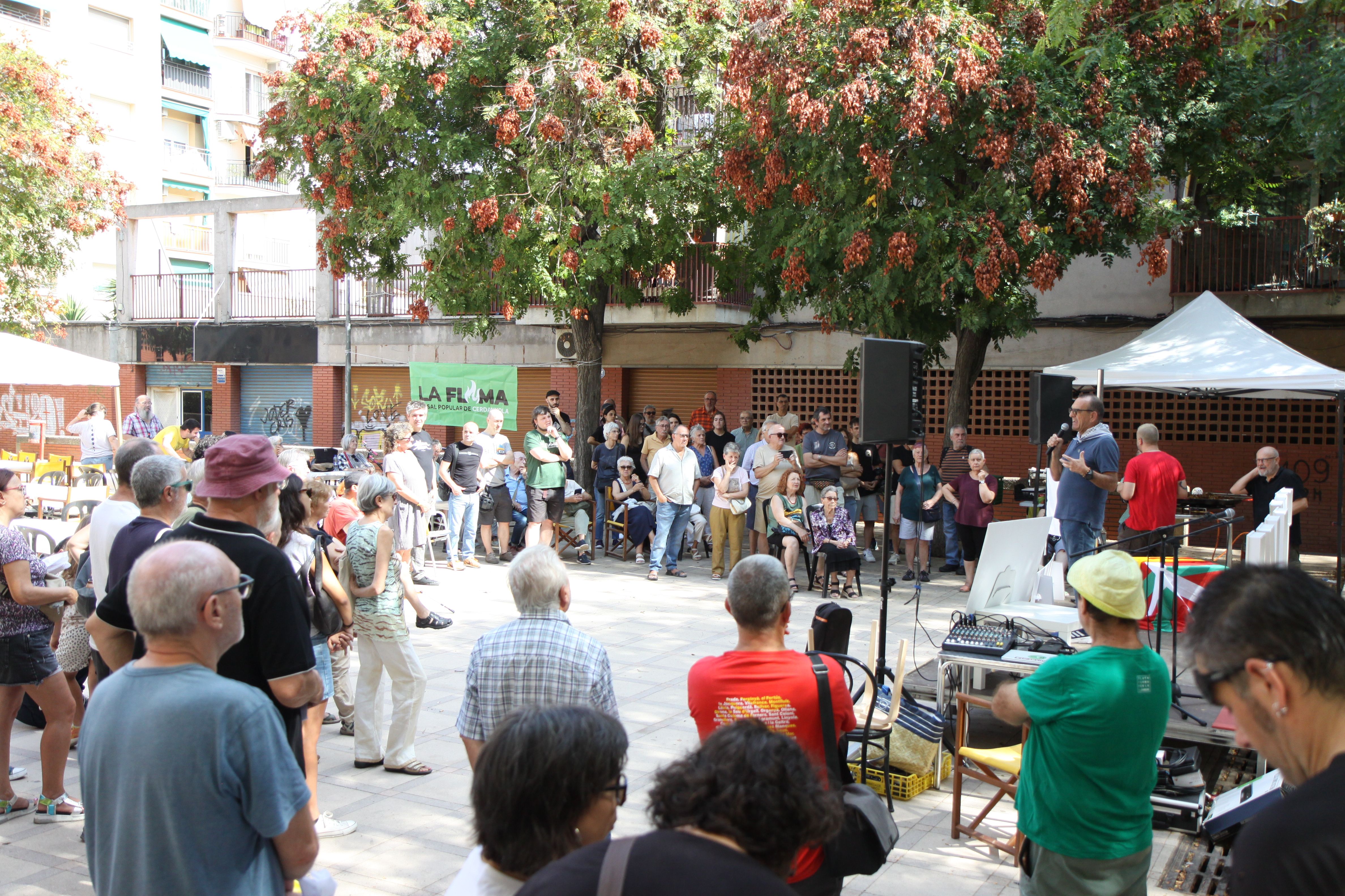 La plaça Frederica Montseny plena durant l'homenatge al Txiki. Foto: Laia Jubany