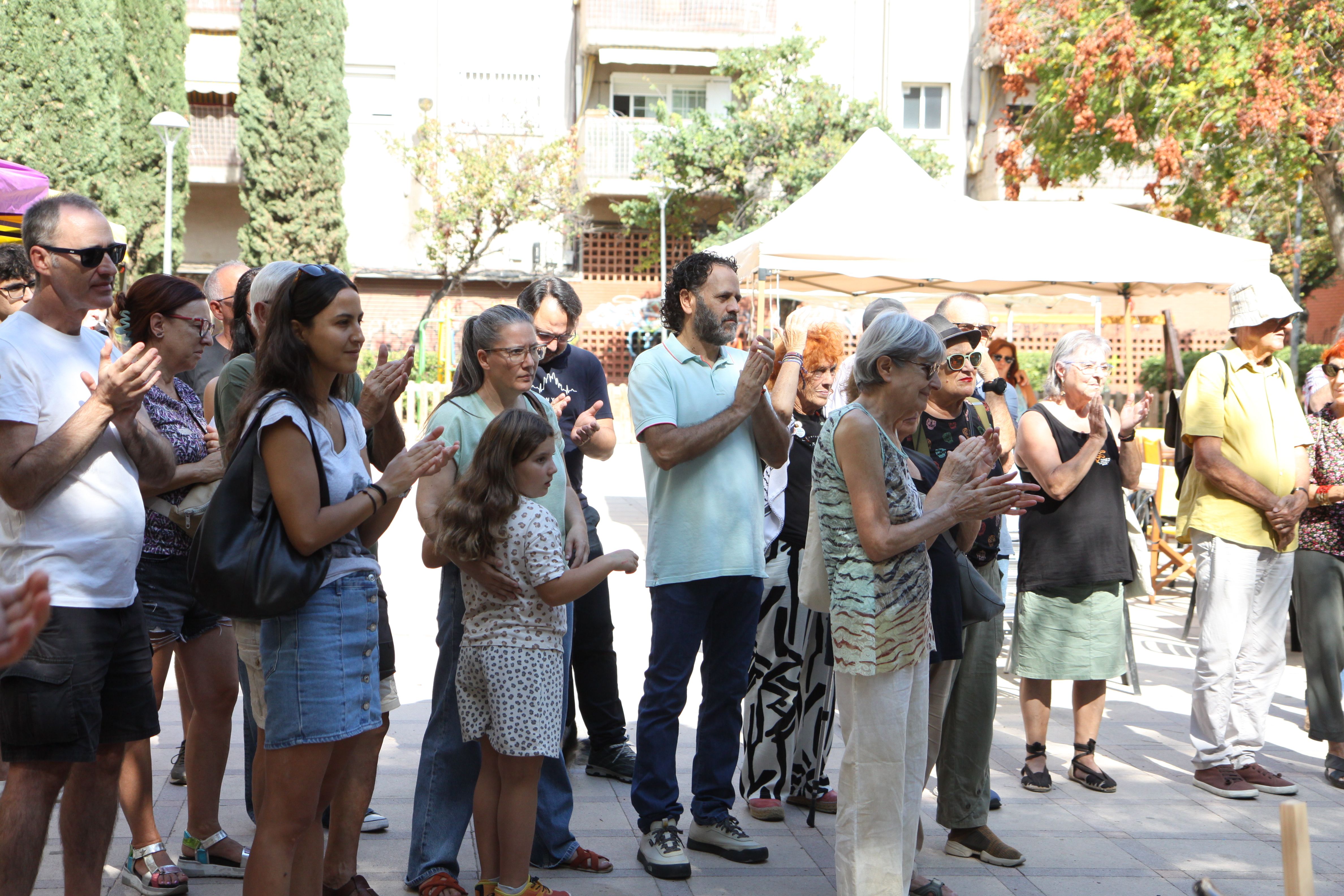 Aplaudiments durant l'homenatge al Txiki. Foto: Laia Jubany