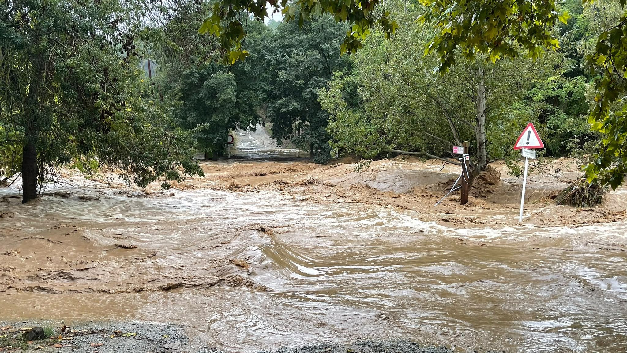 La riera de Sant Cugat es desborda al seu pas per Canaletes. FOTO: Comunitat TOT