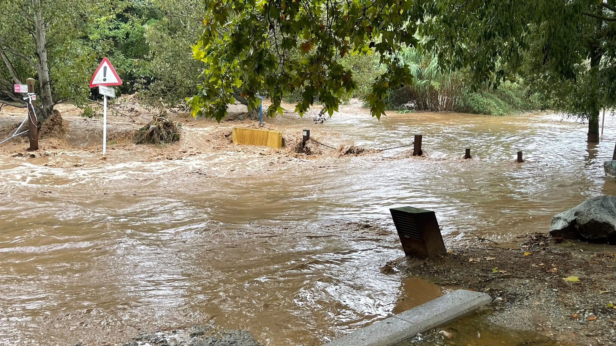 La crescuda de la riera de Sant Cugat, documentada pels lectors del TOT, al seu pas pel barri de Canaletes. FOTO: Comunitat TOT