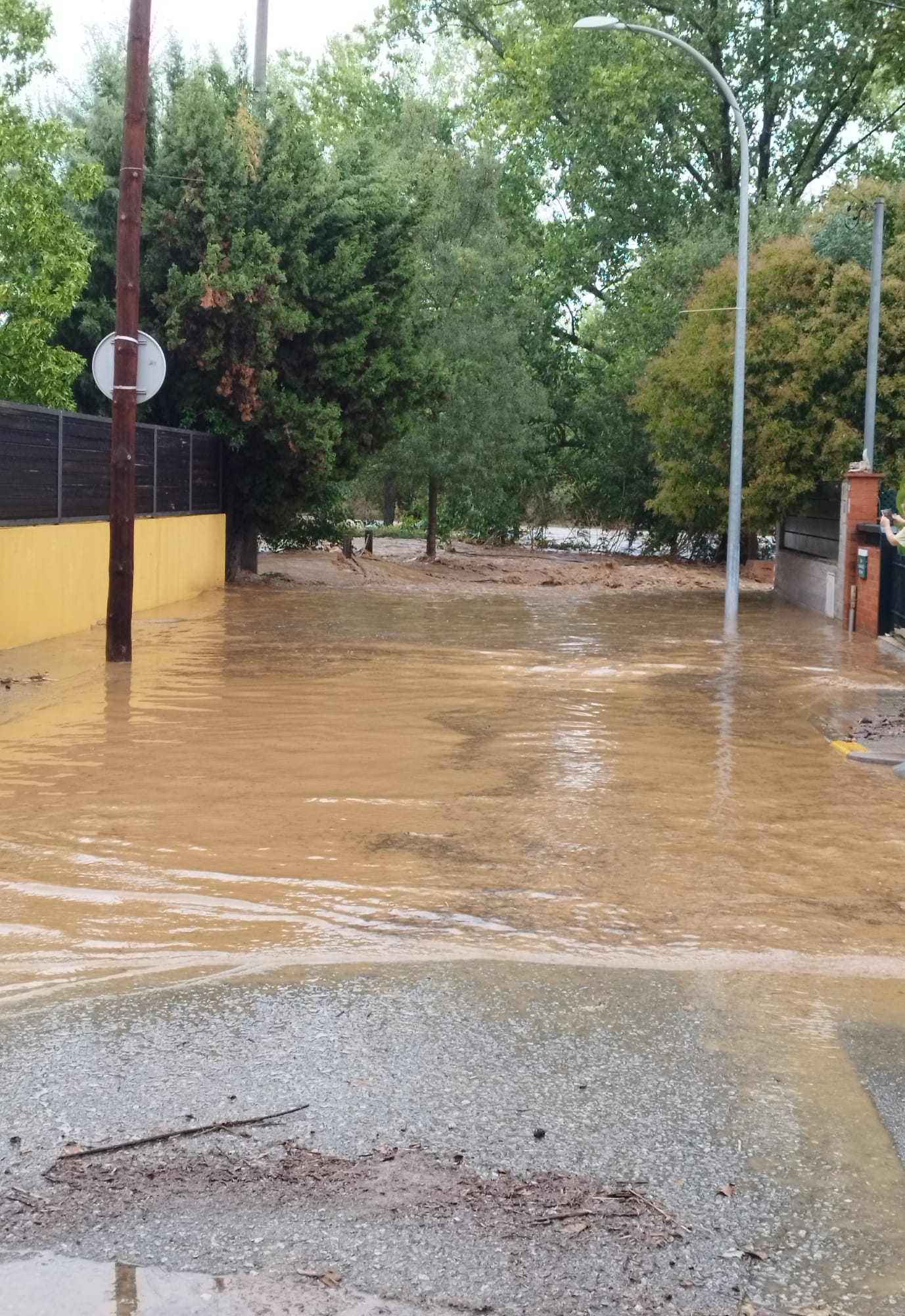 La crescuda de la riera de Sant Cugat deixa arbres i mobiliari envoltats d’aigua. Carrer Maria de Deu dels Dolors, a Montflorit. FOTO: Comunitat TOT