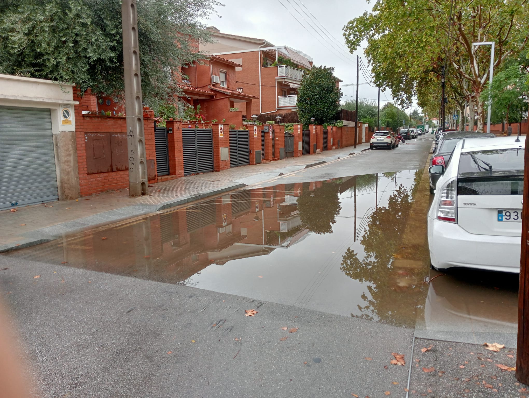 Una important acumulació d’aigua al carrer de Sevilla, a Serraparera. FOTO: Comunitat TOT