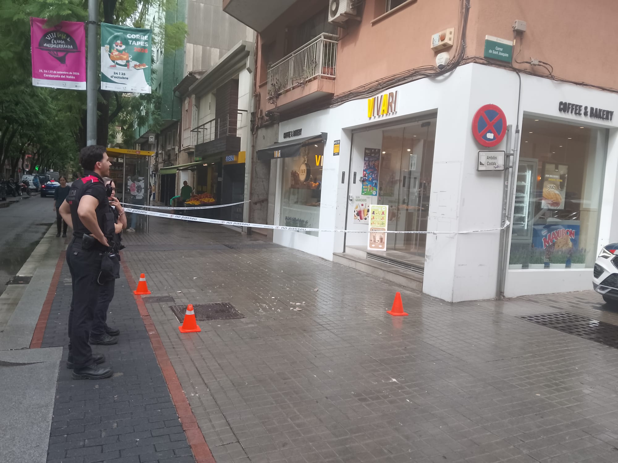 Actuació policial a l’avinguda de Catalunya per despreniments en un balcó. FOTO: Comunitat TOT