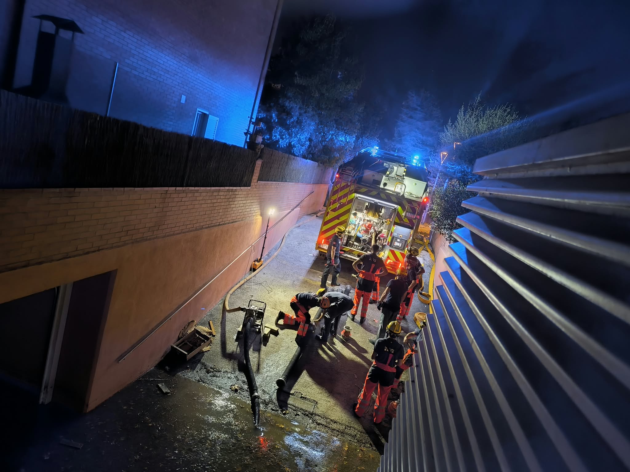 Els Bombers treballen durant la nit per retirar l’aigua acumulada en aparcament de Canaletes. FOTO: Comunitat TOT