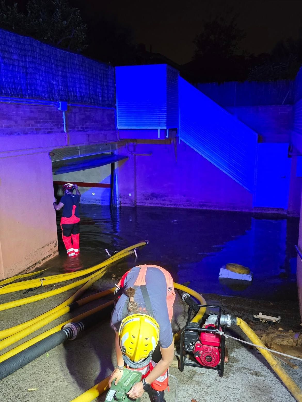 Els treballs per extreure l’aigua dels aparcaments del carrer de la Pedrera, a Canaletes, s’allarguen fins a la nit. FOTO: Comunitat TOT