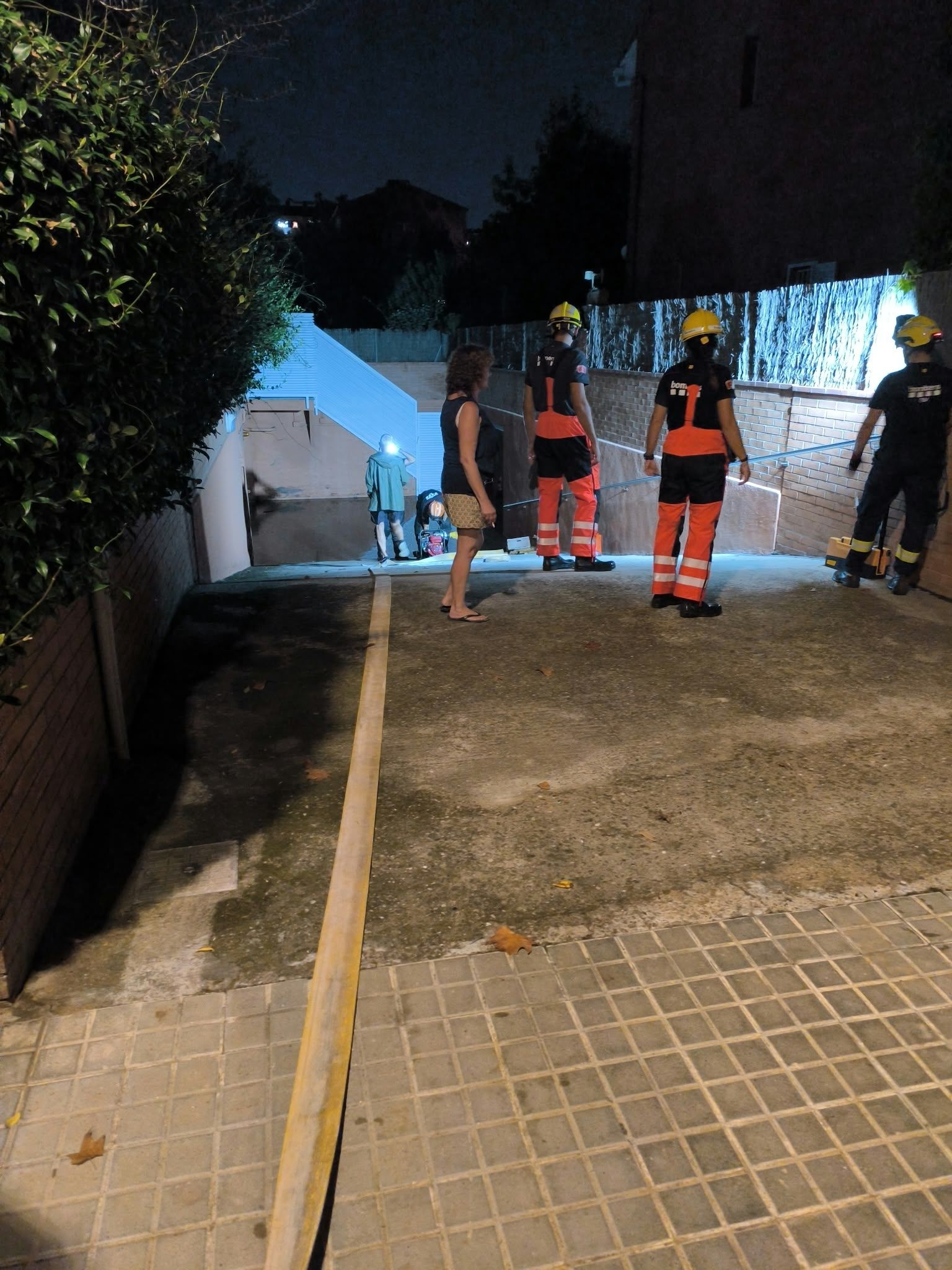 Els Bombers intervenen en un dels punts afectats per les inundacions . FOTO: Comunitat TOT