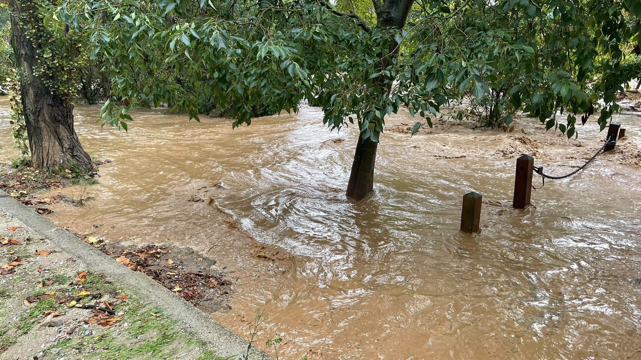 La força de l’aigua a la riera de Sant Cugat, a Canaletes. FOTO: Comunitat TOT