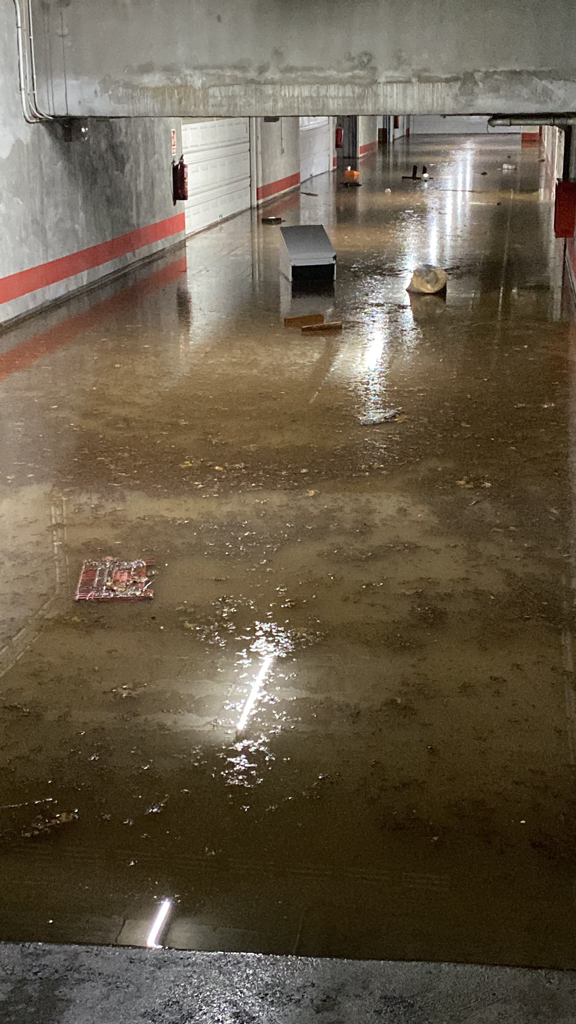 Un aparcament soterrani, inundat després de l’entrada d’aigua, a l'avinguda de Catalunya. FOTO: Comunitat TOT