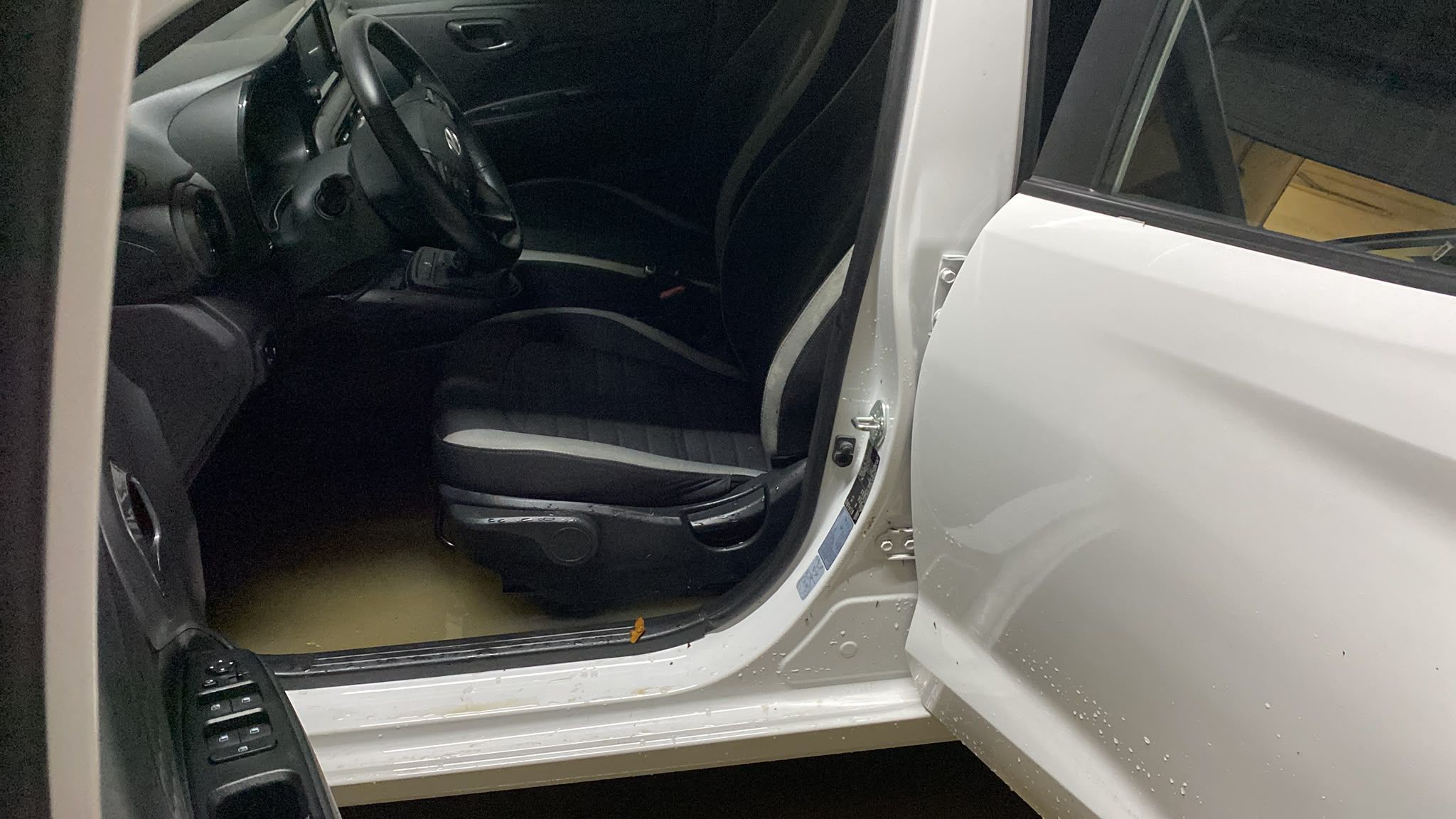 L’aigua arriba a l’interior d’un vehicle estacionat en un aparcament de l'avinguda de Catalunya. FOTO: Comunitat TOT