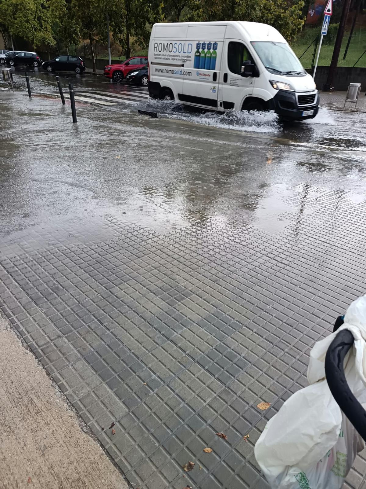 Un vehicle travessa una zona de la calçada coberta per l’aigua. FOTO: Comunitat TOT