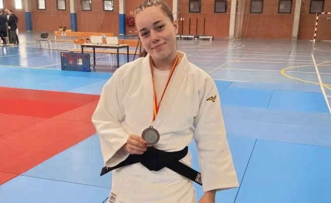 Elena Enrique amb la medalla de bronze. Foto: Cerdanyola Judo