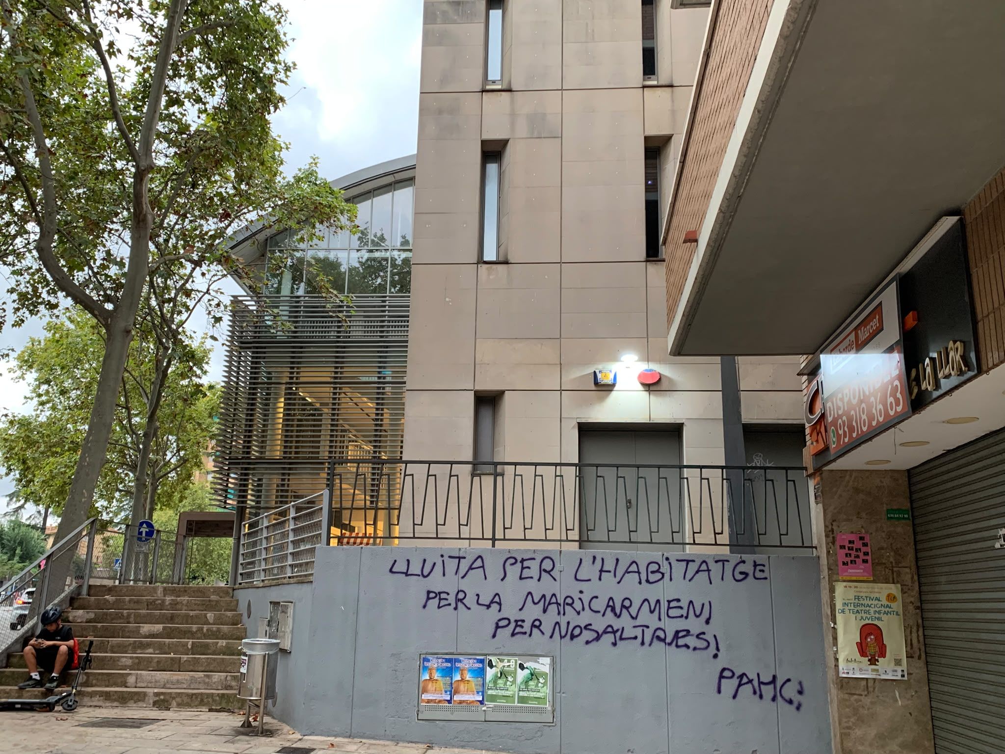 Pintada en defensa del dret a l’habitatge i en suport a Maricarmen a la Biblioteca Central. FOTO: Judit Josa
