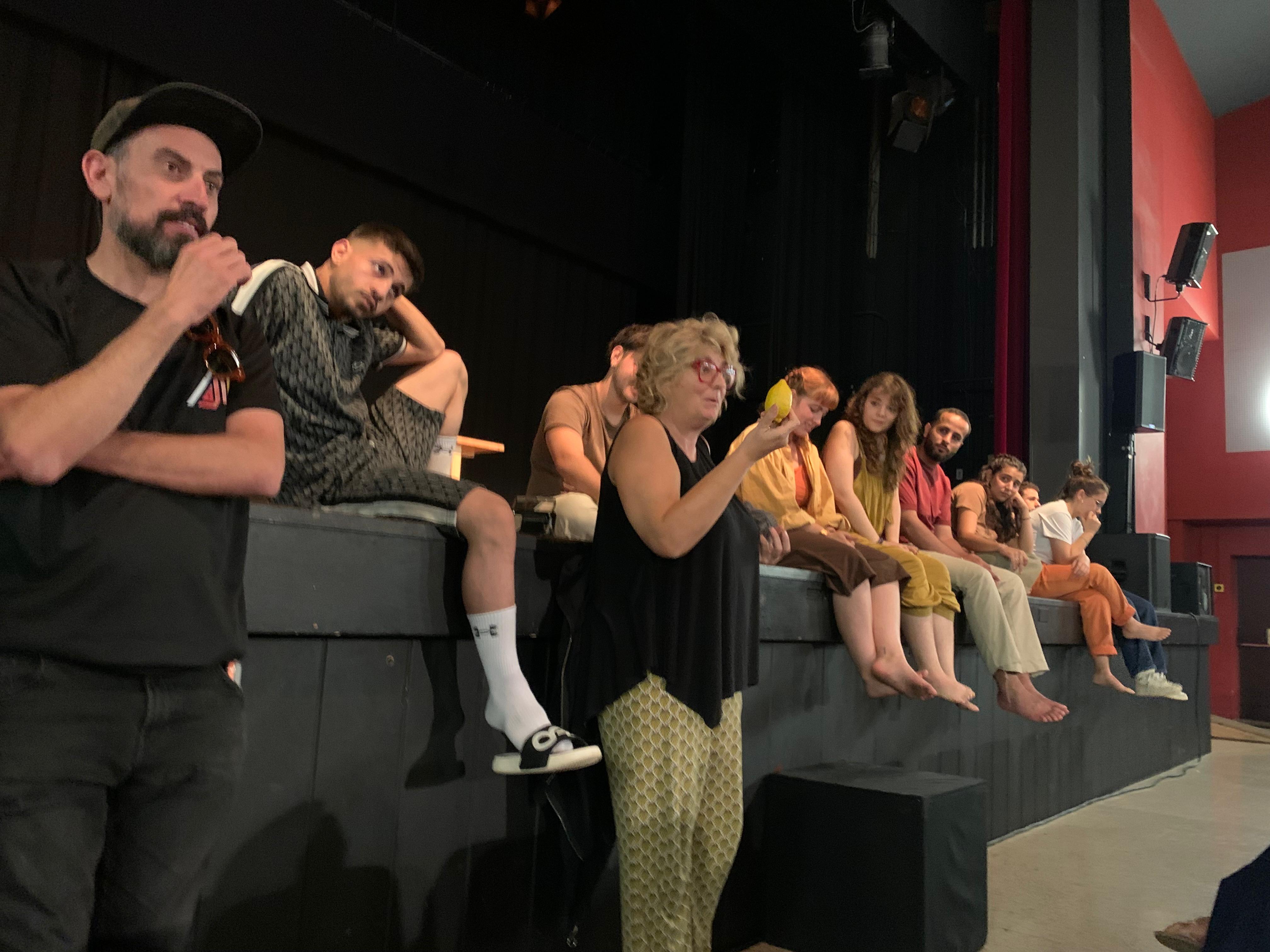 Intèrprets i directors d’Allò blanc de la llimona durant el col·loqui posterior a la representació al Teatre Ateneu, aquest dimecres. FOTO: Judit Josa