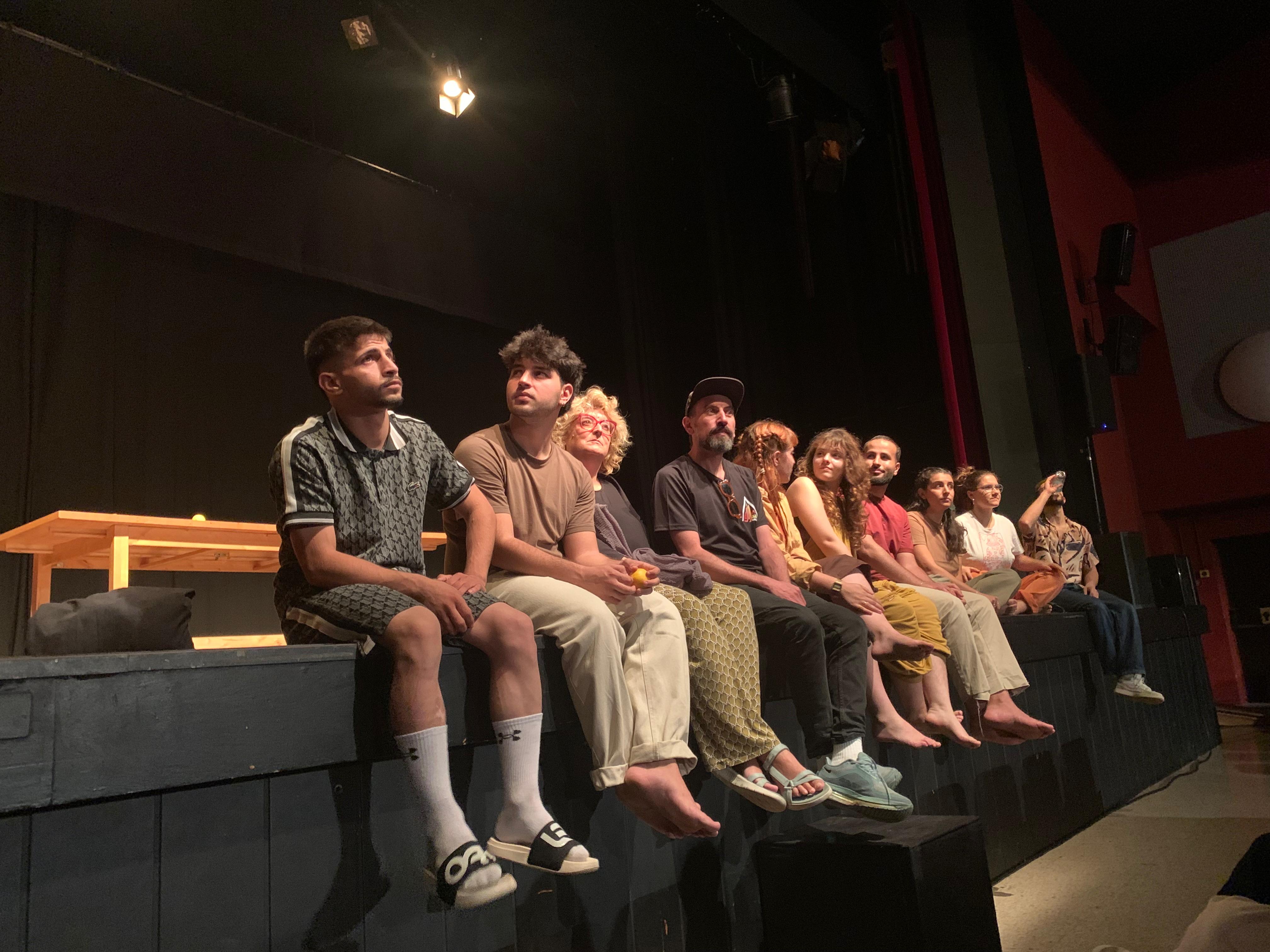 Els intèrprets d’Allò blanc de la llimona durant el col·loqui amb el públic, amb els directors Marta G. Otín i Ahmed Tobasi al centre. FOTO: Judit Josa