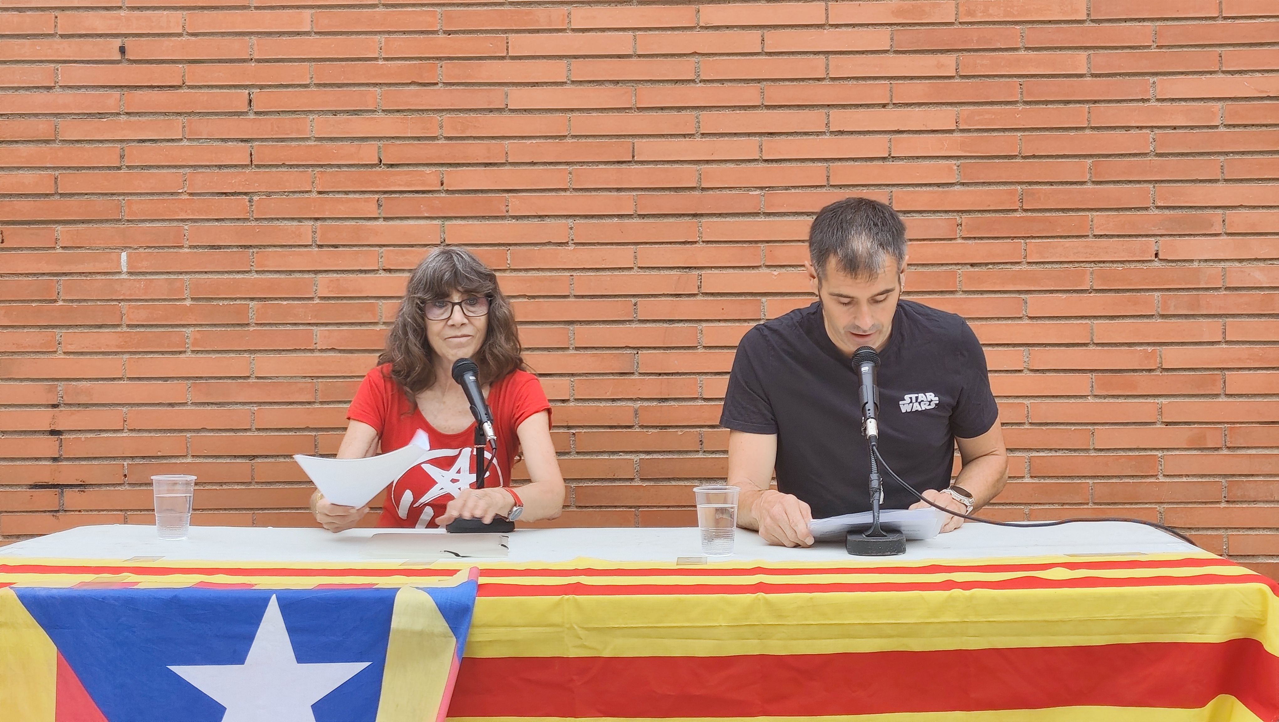 La historiadora Marta Argelagués i Carles Escolà, alcalde de Cerdanyola el 2017, durant la presentació. FOTO: Enric Llaugé