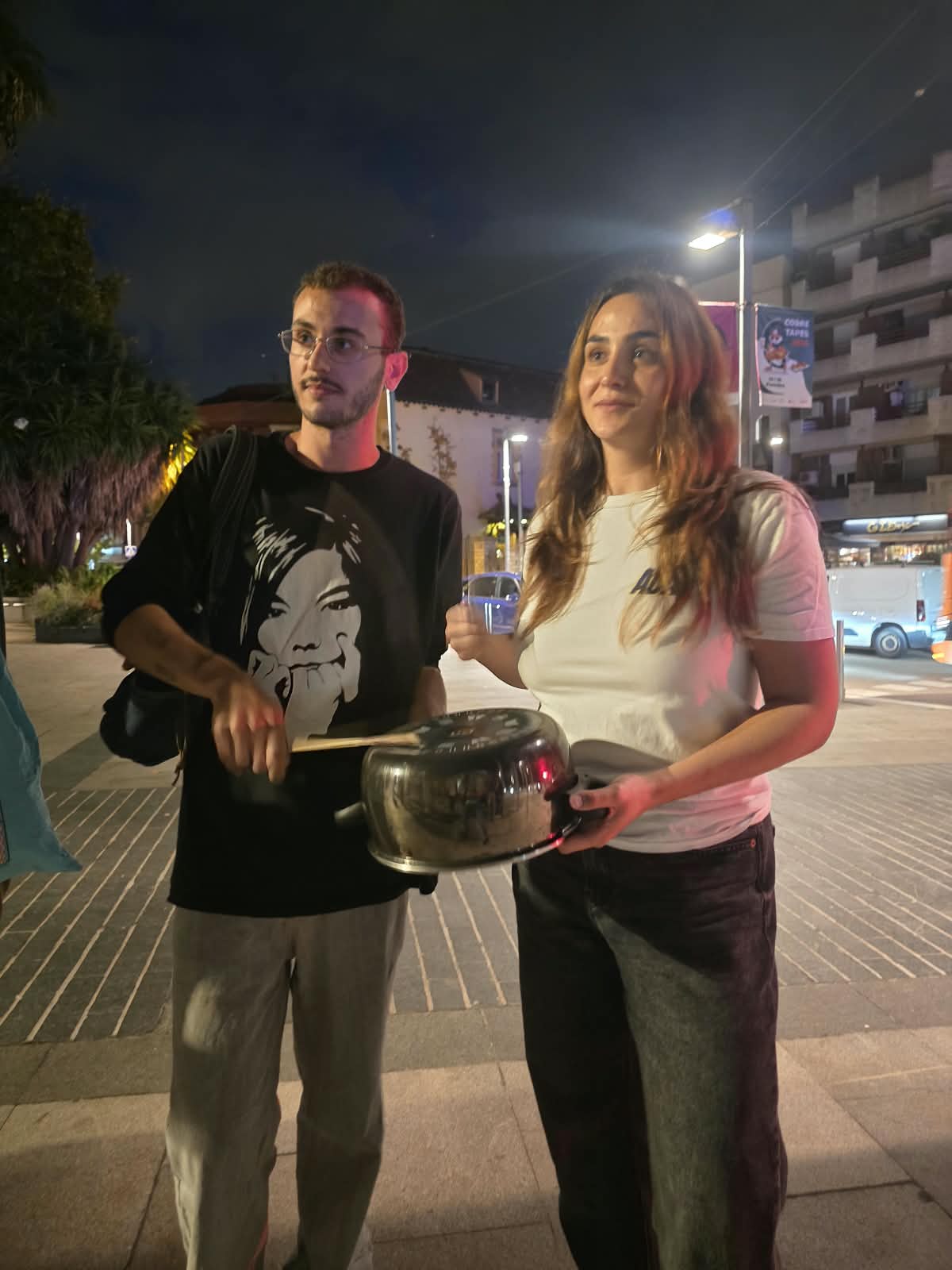 Dos participants fan soroll amb una cassola durant la concentració per l’habitatge. FOTO: Marc Mata