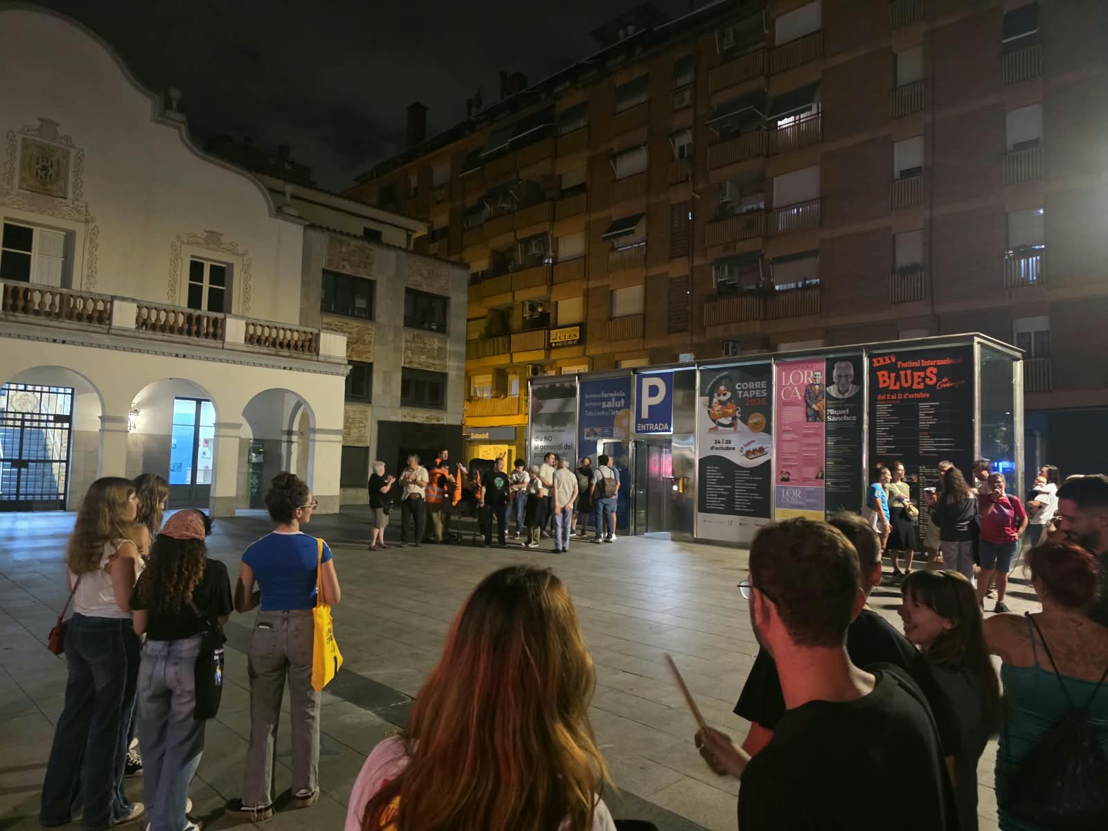 La concentració pel dret a l’habitatge, davant de l’Ajuntament de Cerdanyola. FOTO: Marc Mata