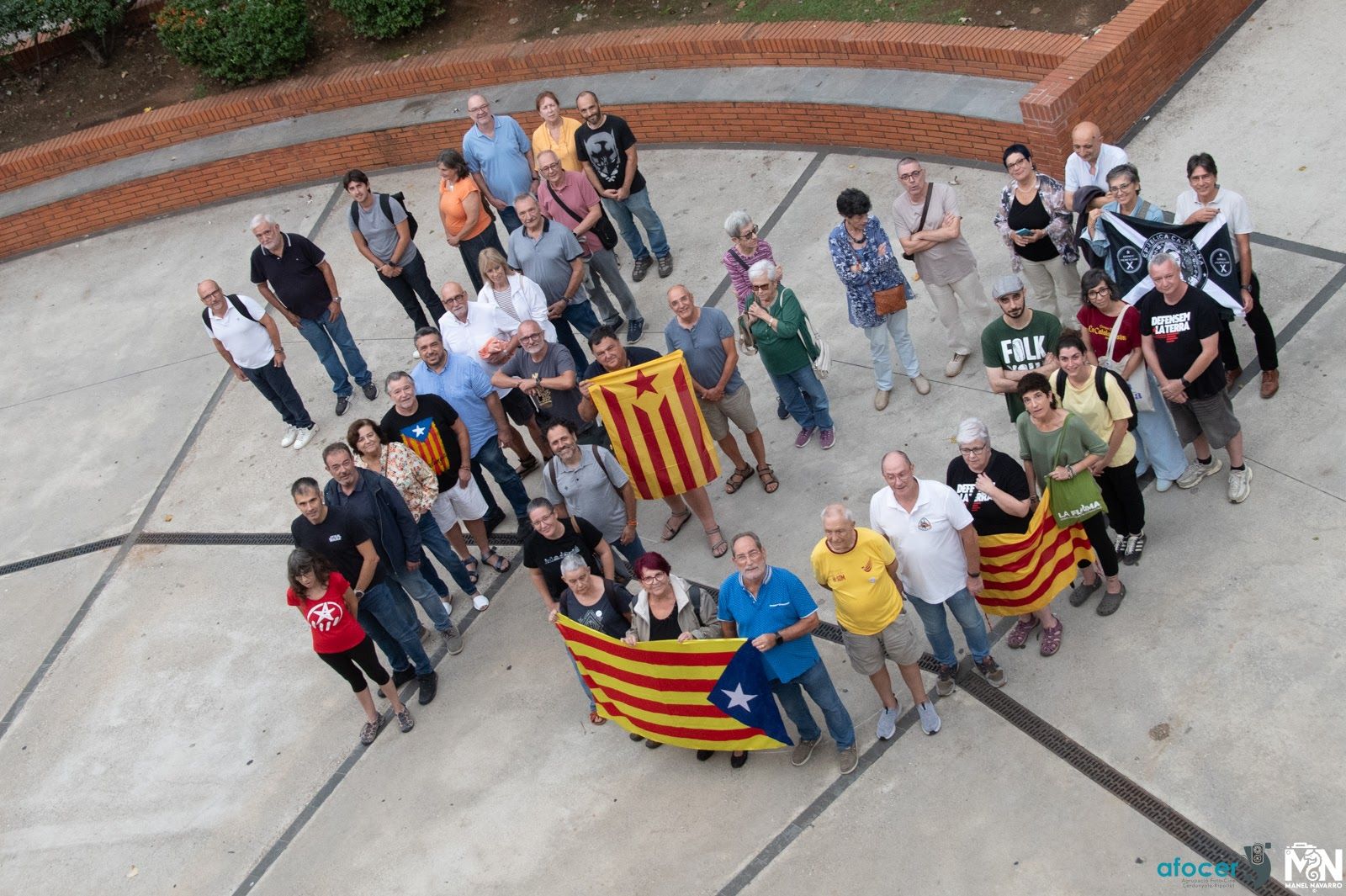 Participants en la presentació del Grup impulsor 10 anys de l’1-O dibuixen un gran «1-O» amb els seus cossos. FOTO: Manel Navarro