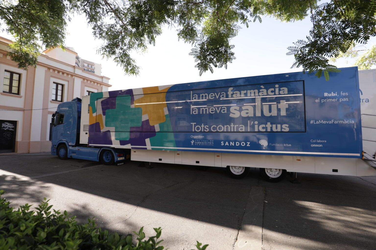 La unitat mòbil de la campanya «La meva farmàcia, la meva salut. Tots contra l’ictus», durant la primera parada de la ruta a Rubí, els dies 22 i 23 de setembre. FOTO: Col·legi de Farmacèutics de Barcelona (COFB)