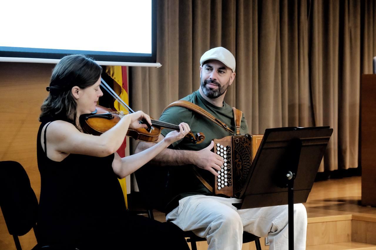Interpretació musical del duet folk Tincatinc. Foto: Cedida