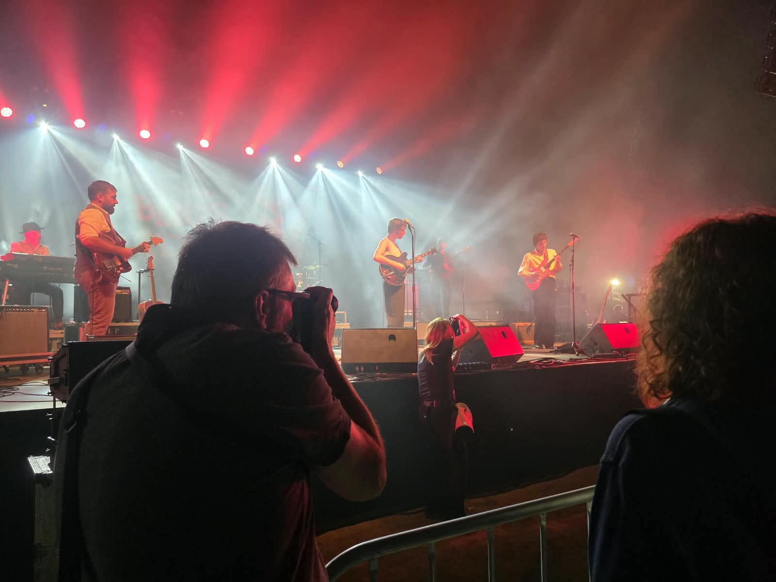 JOEL a l'escenari de la Carpa Xarau durant els primers temes del concert. FOTO: Marc Mata