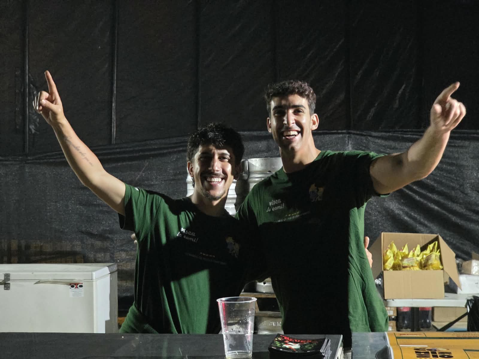 Membres de la Comissió de Festes de Sant Martí a la barra de la Carpa Xarau. FOTO: Marc Mata