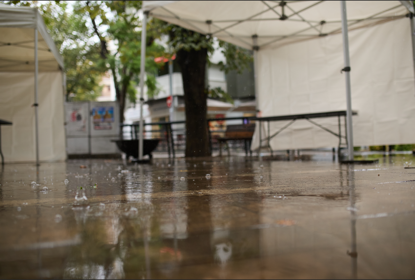 Les parades instal·lades a l’avinguda de Catalunya han quedat buides després de la suspensió de les activitats per la pluja. FOTO: Eli Encina