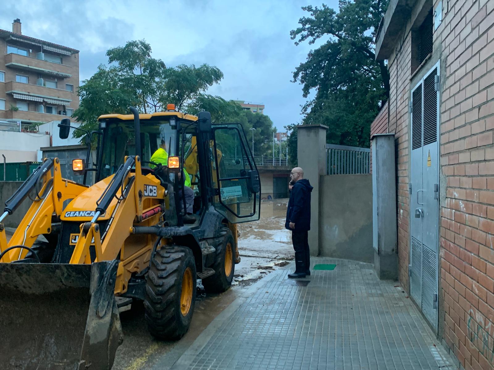 Una retroexcavadora inicia les tasques de retirada del fang a la zona. FOTO: Judit Josa
