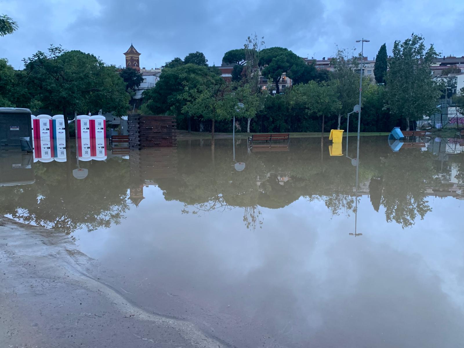 L'aigua cobreix una part del Parc del Xarau aquest diumenge al matí. FOTO: Judit Josa