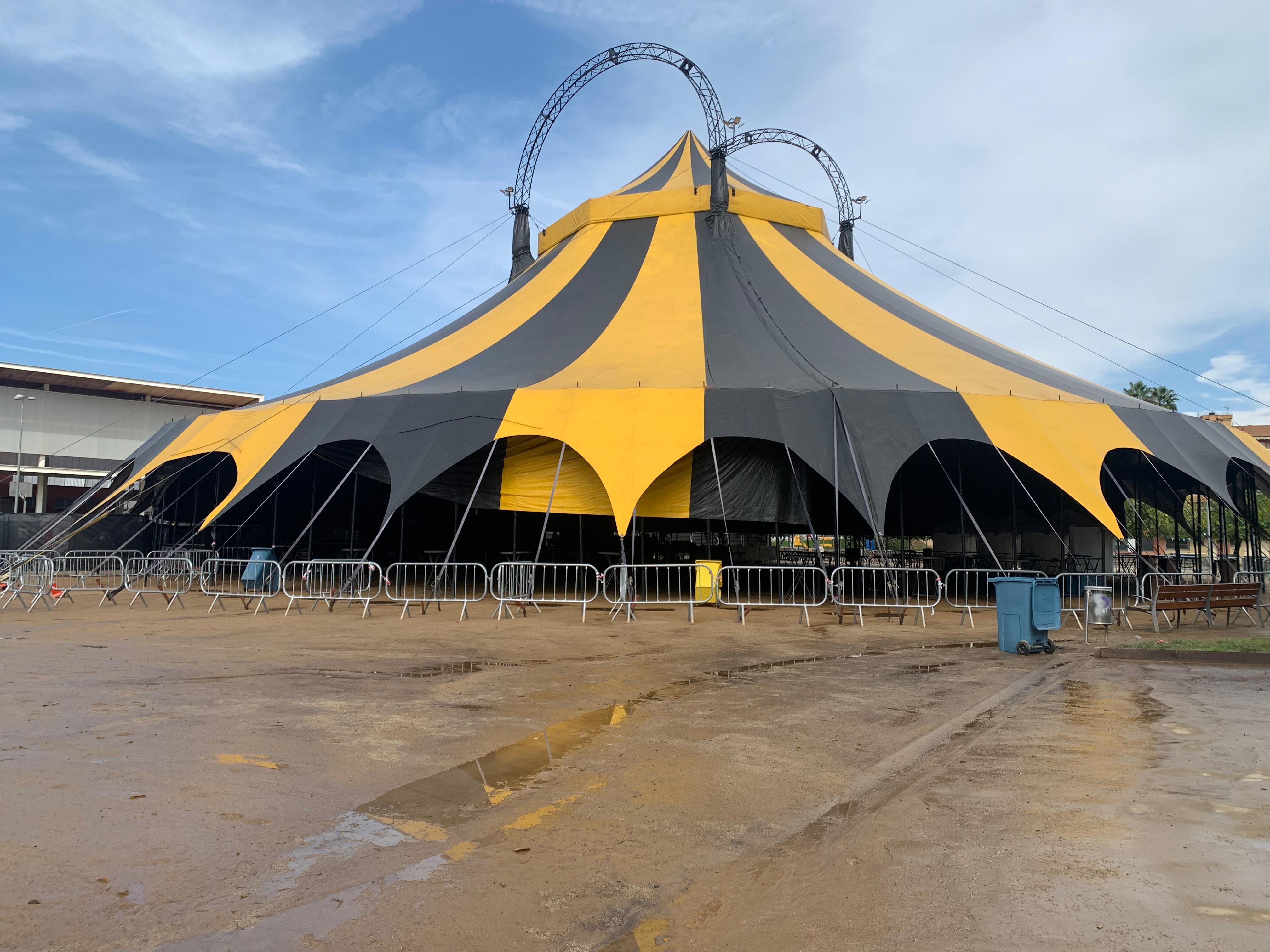 La carpa del Blues aquest diumenge al migdia, després que l'aigua hagi drenat i hagi deixat el terreny enfangat. FOTO: Judit Josa