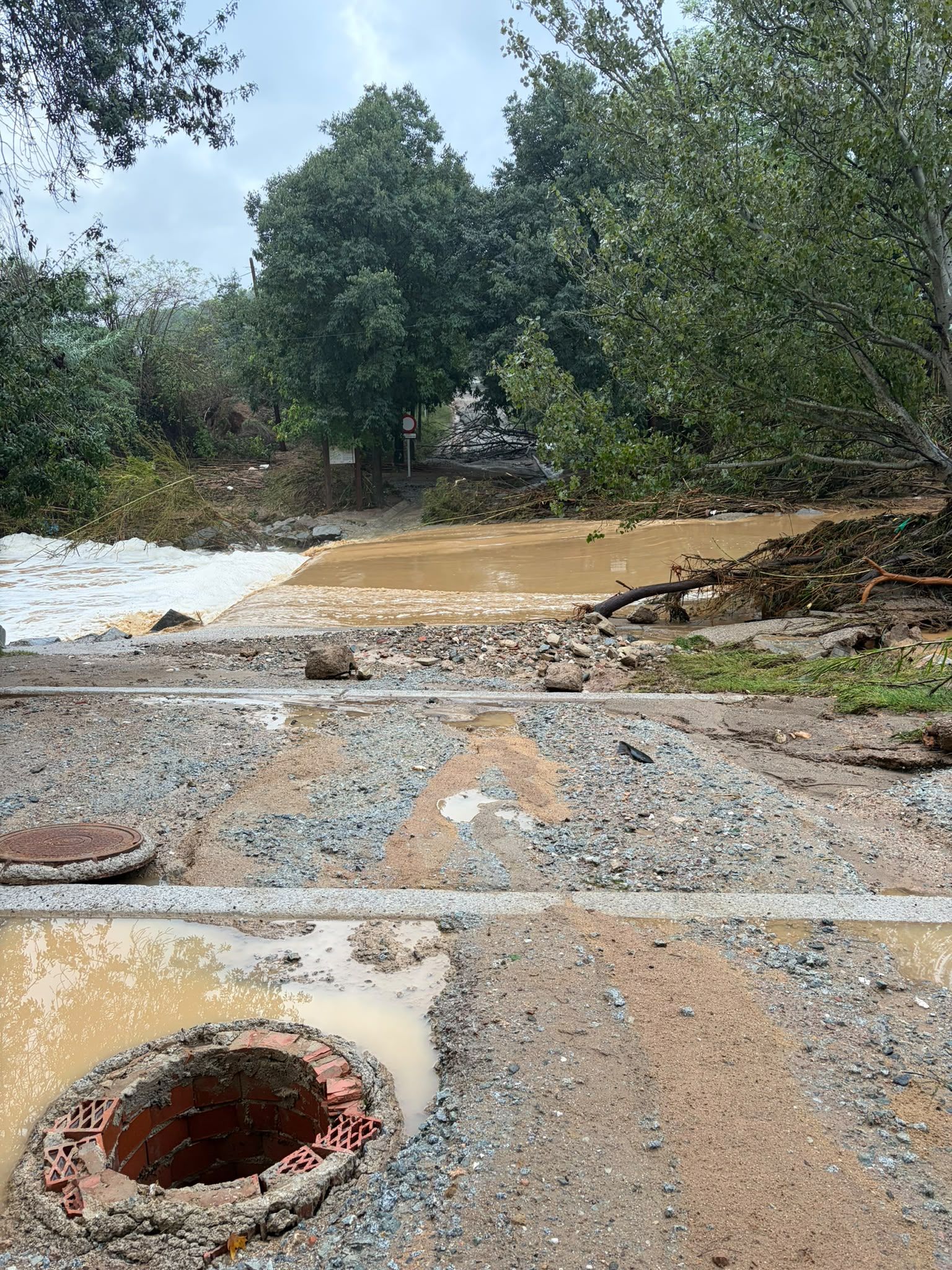 L’aigua de la riera de Sant Cugat ha desbordat el seu curs a Montflorit. FOTO: Marc Mata