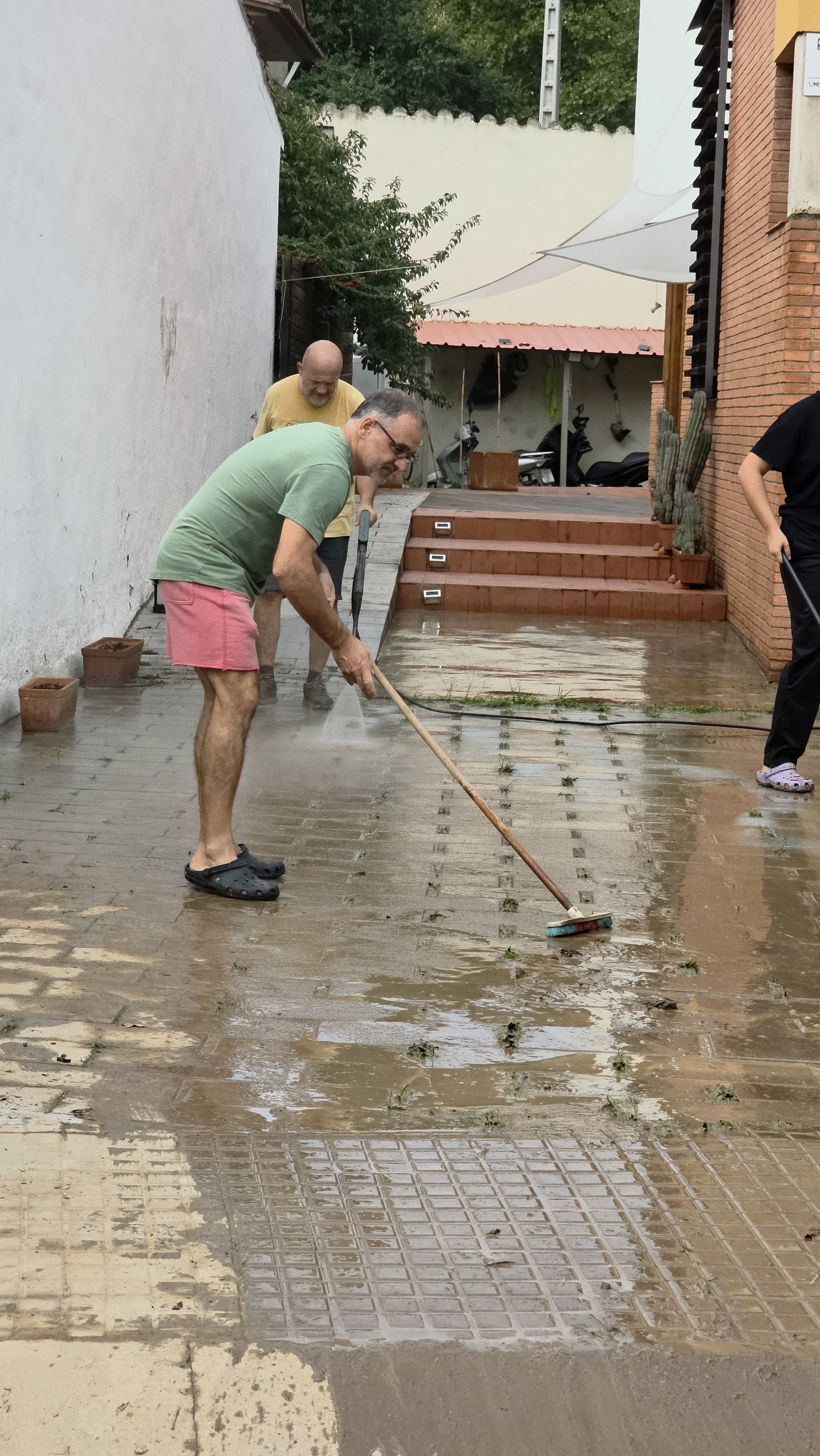 Un veïna retira el fang que ha deixat l’aiguat a Montflorit. FOTO: Marc Mata